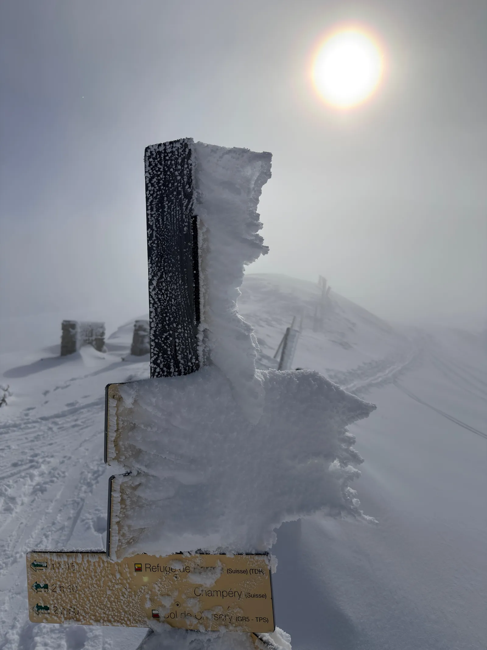 Panneau couvert de givre au col de Coux