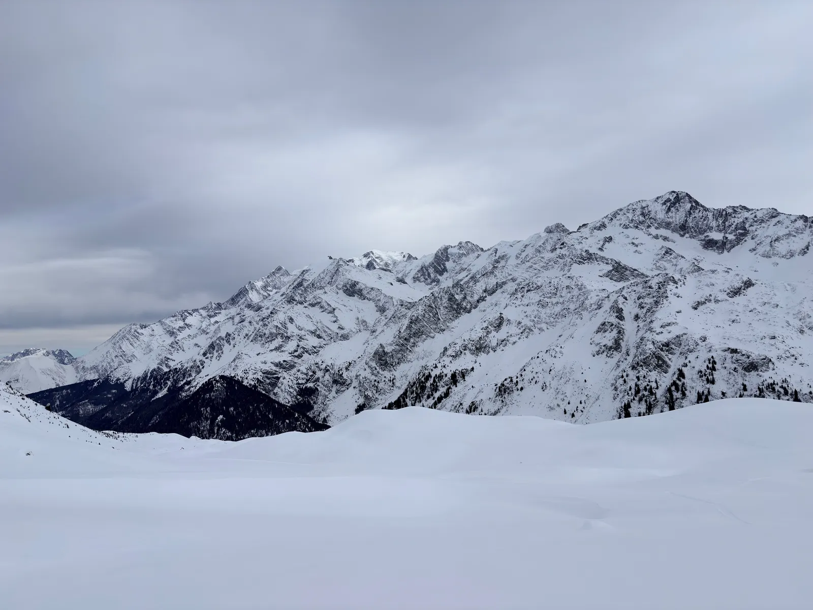 Panorama de sommets enneigés depuis la montée au col de la Fenêtre