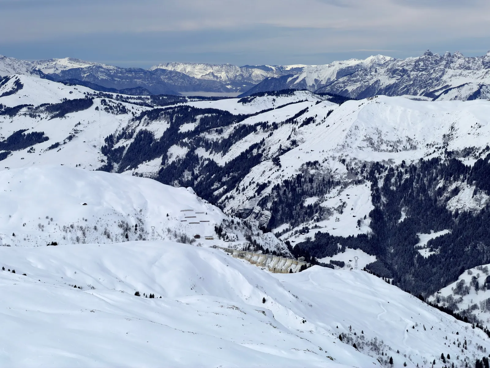 Vue vers le Beaufortain et un barrage depuis le col de la Fenêtre