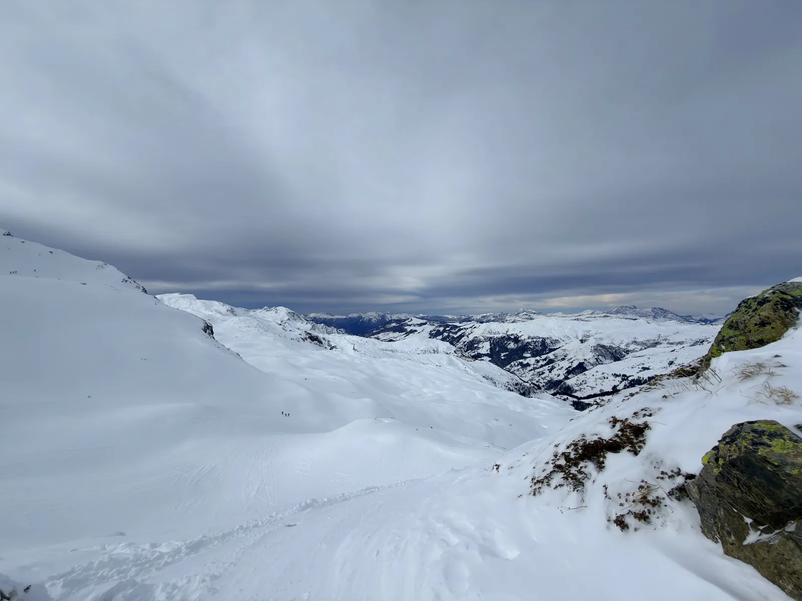 Vue enneigée depuis le col de la Fenêtre vers les vallons et sommets du Beaufortain.
