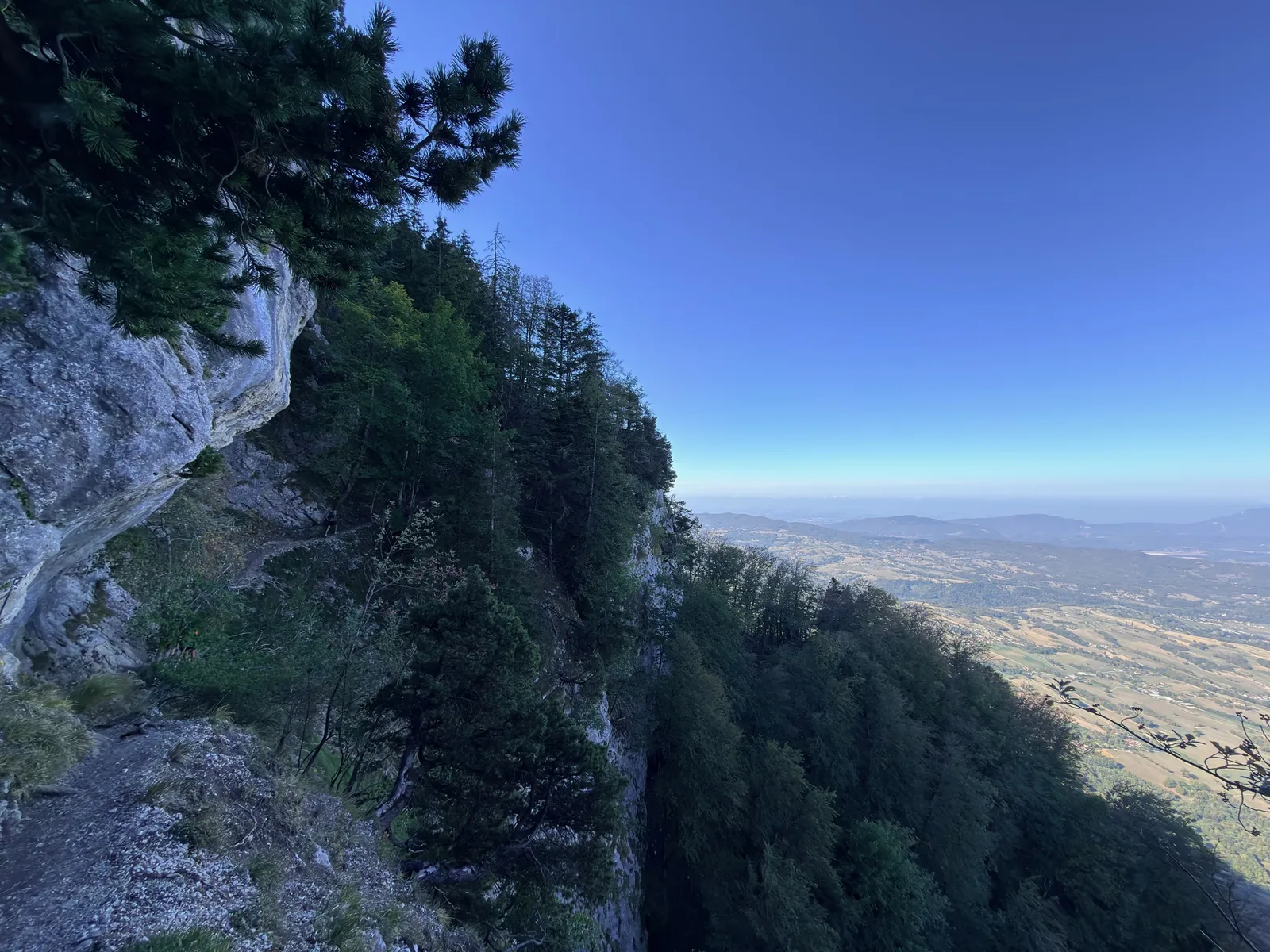 Passage rocheux en balcon, avec une vue vers la vallée