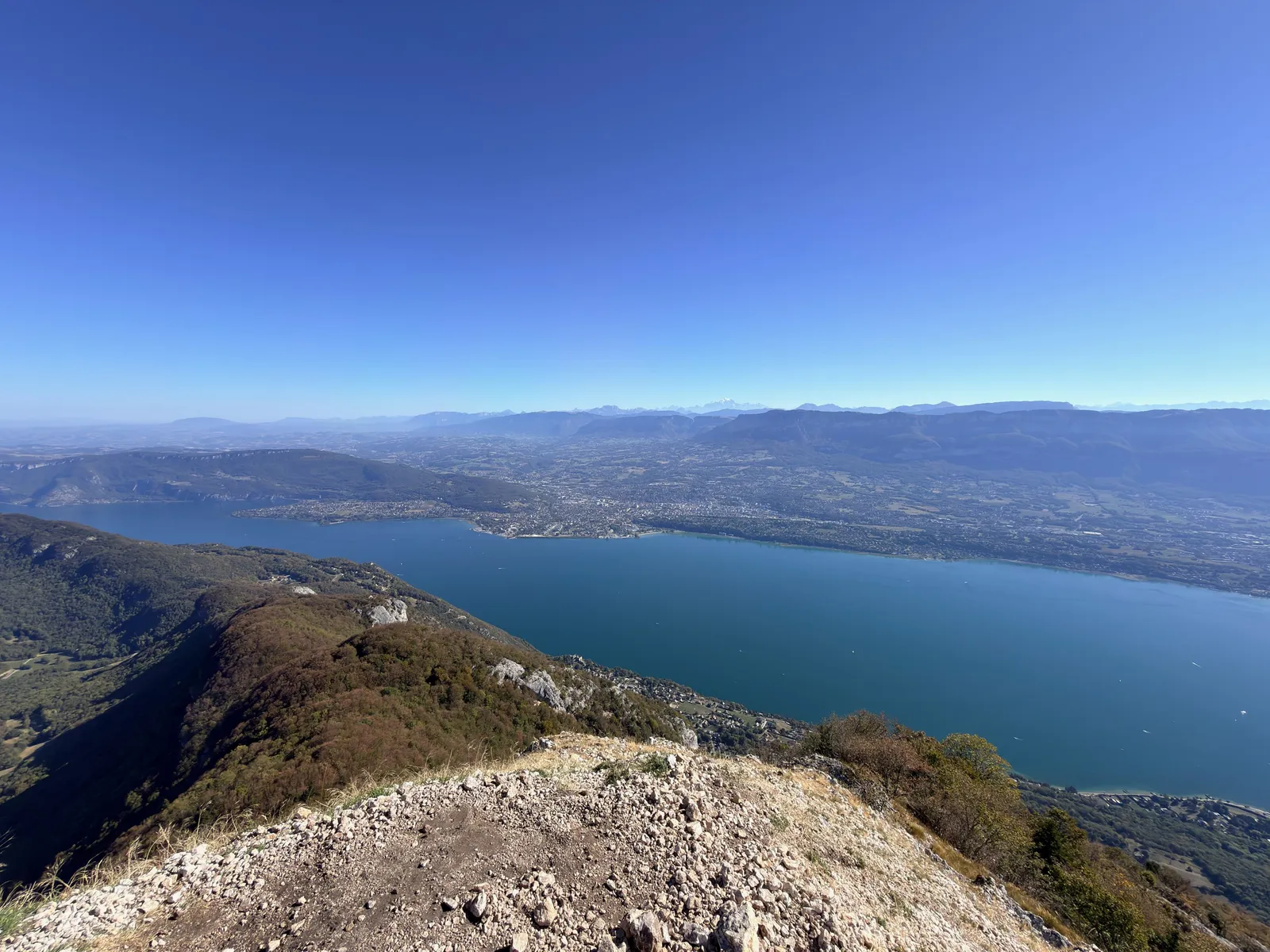 Crête rocheuse et partie nord du lac du Bourget depuis le sommet