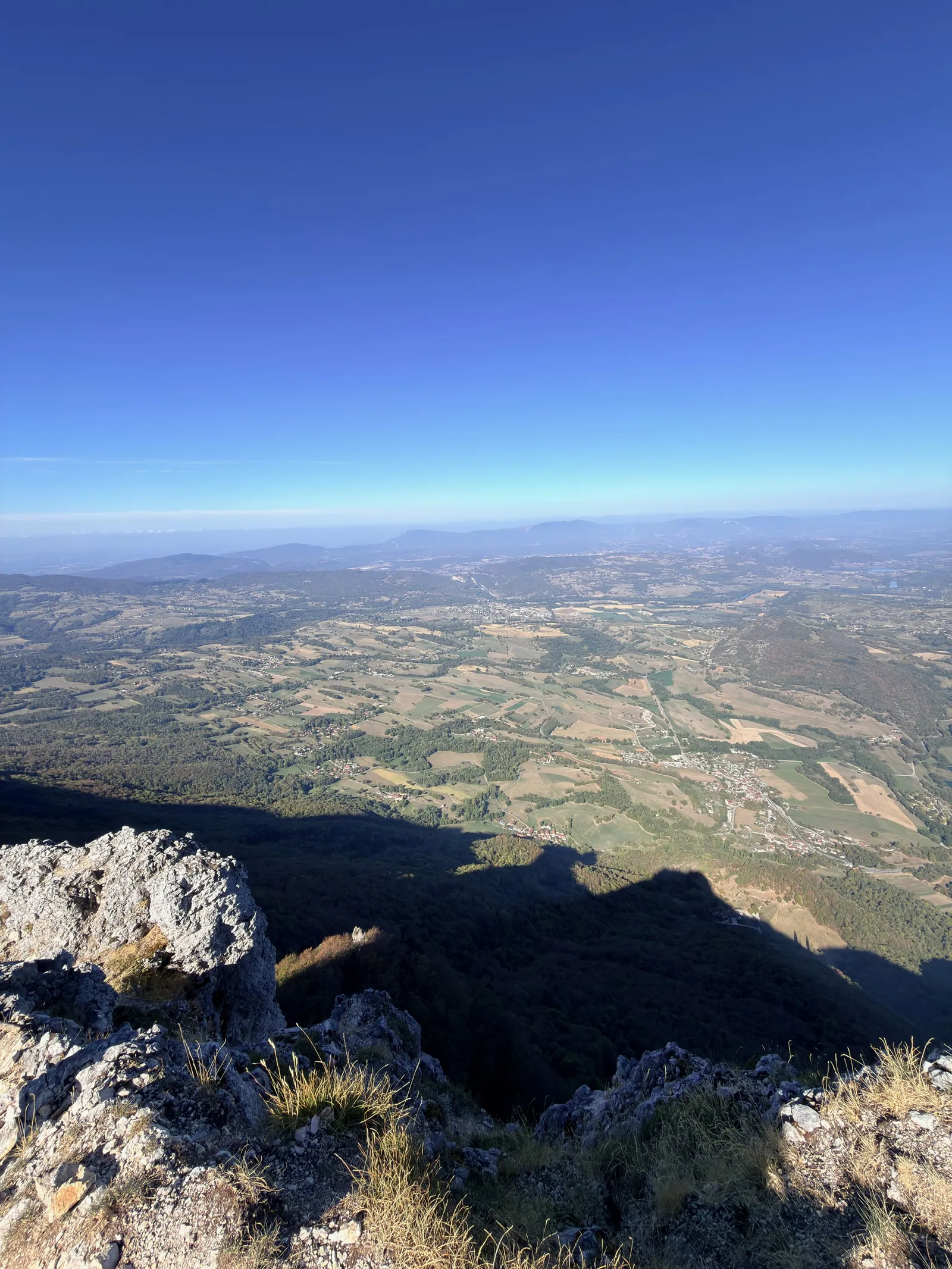 Vue vers les plaines et les reliefs à l’ouest de la Dent du Chat