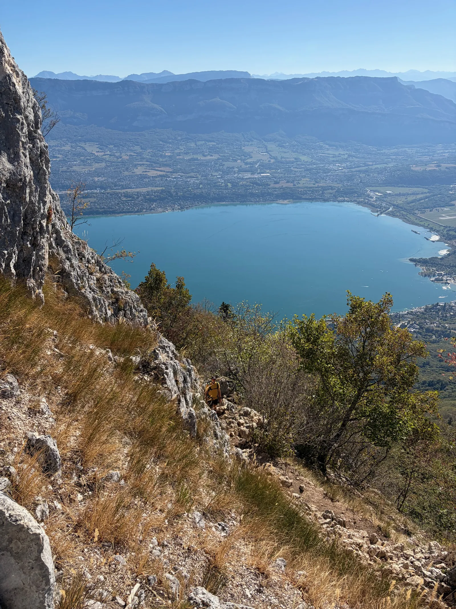 Le lac du Bourget au pied des falaises de la Dent du Chat
