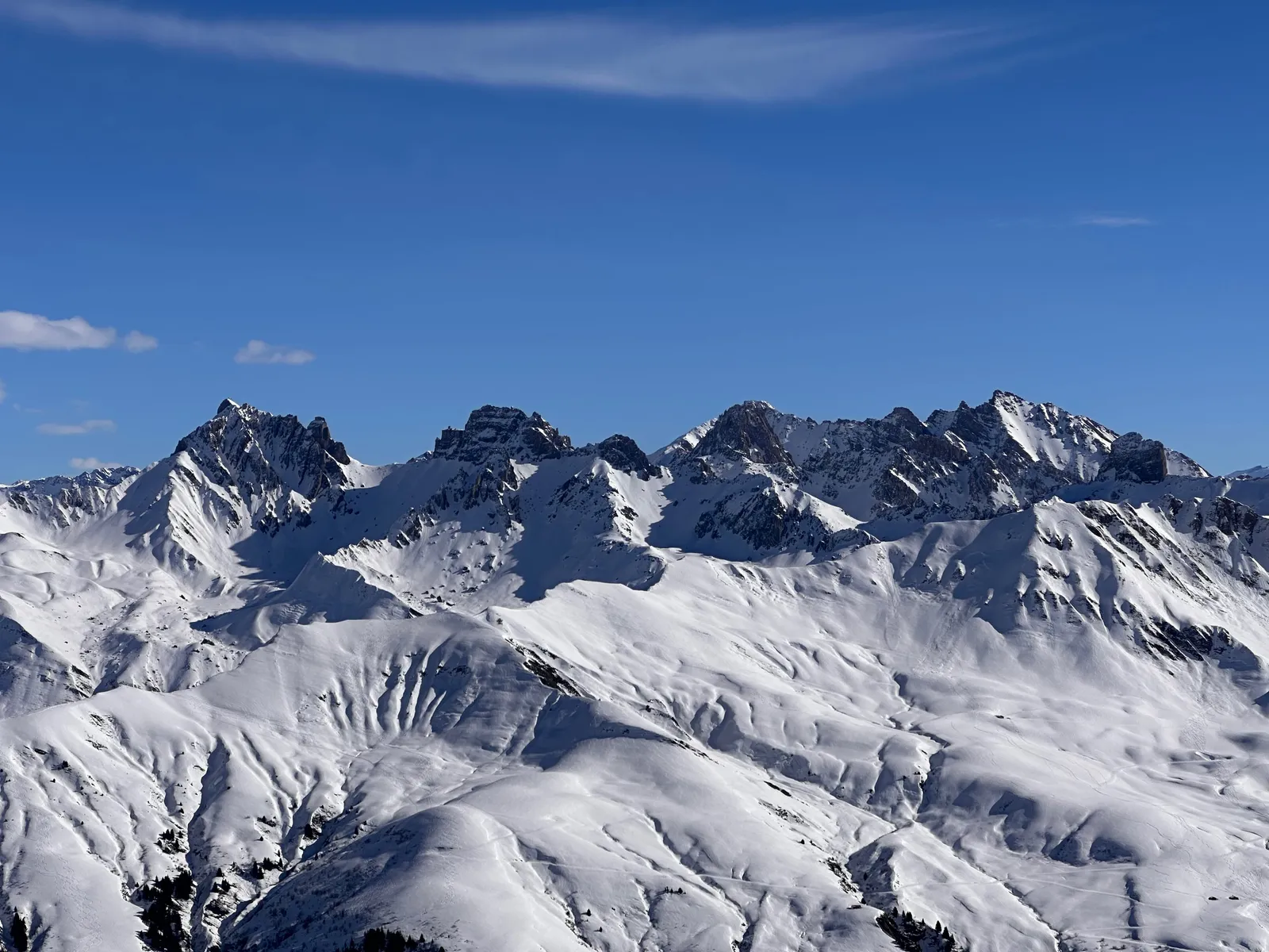 Sommets rocheux et versants enneigés vus depuis la sortie au Grand Mont.