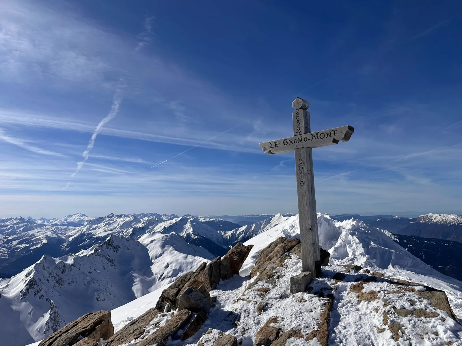 Croix du Grand Mont au-dessus des montagnes enneigées.