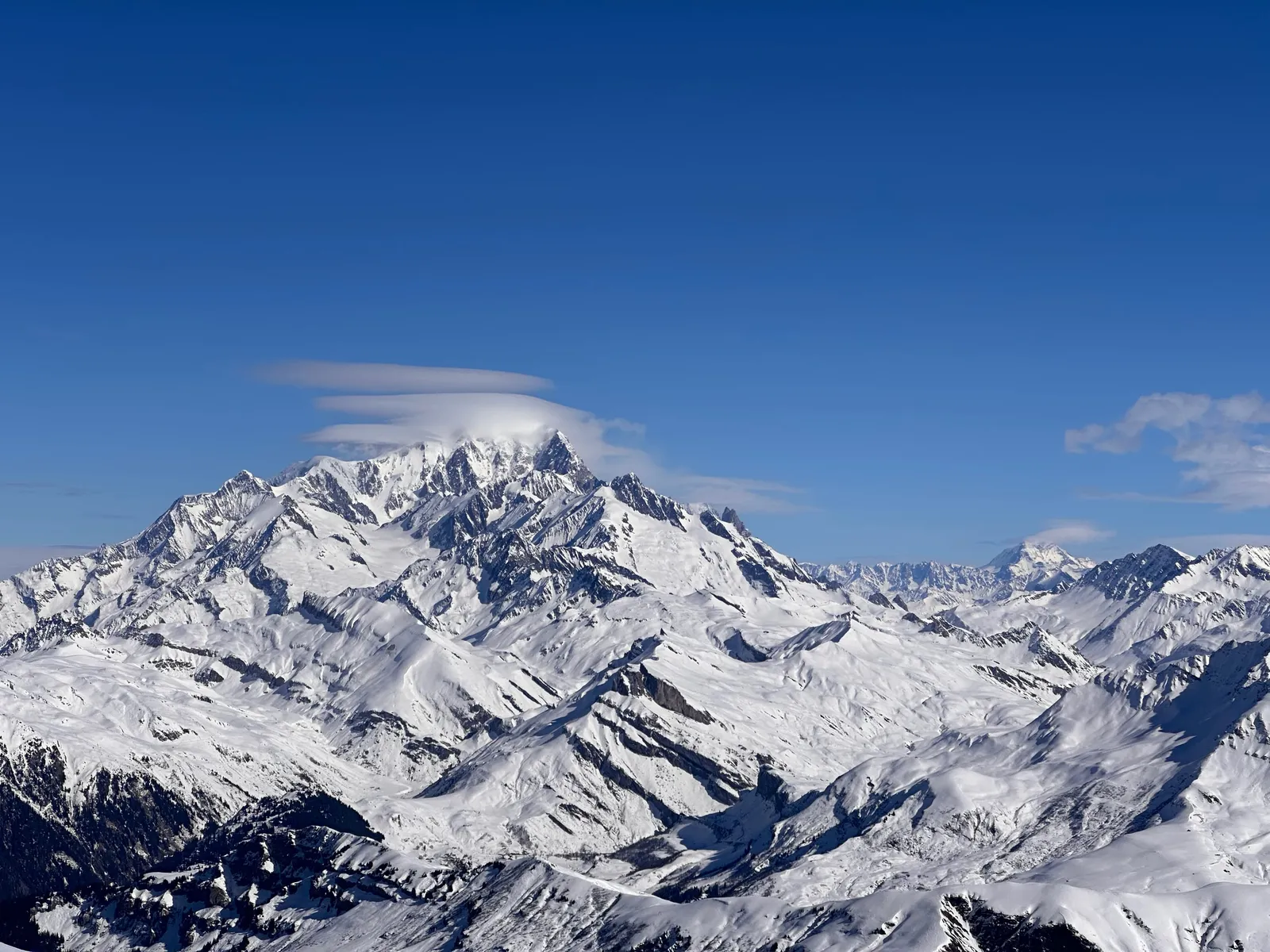 Massif du Mont-Blanc enneigé à l’horizon.