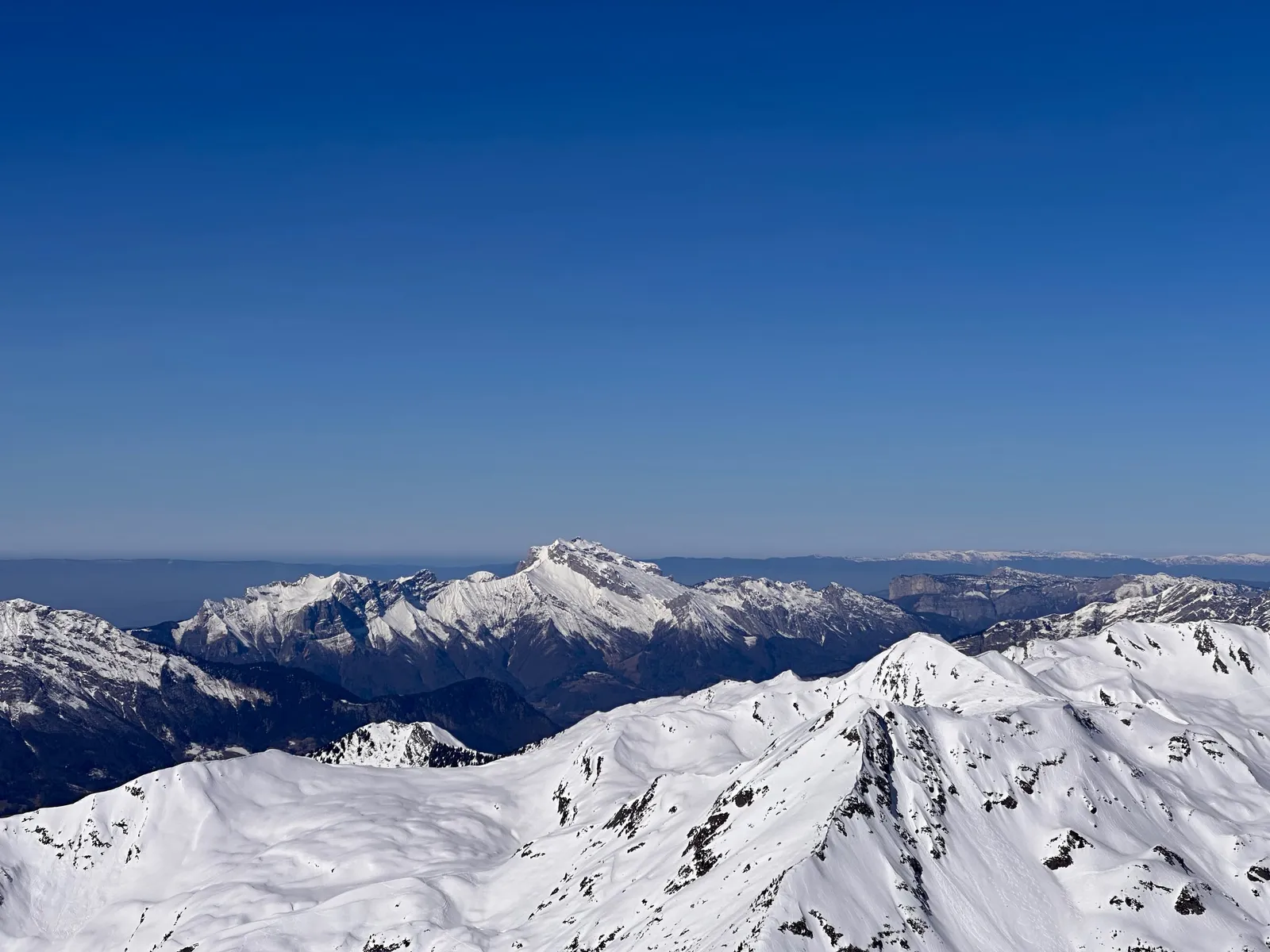 Arête et reliefs enneigés dans le panorama du Grand Mont.