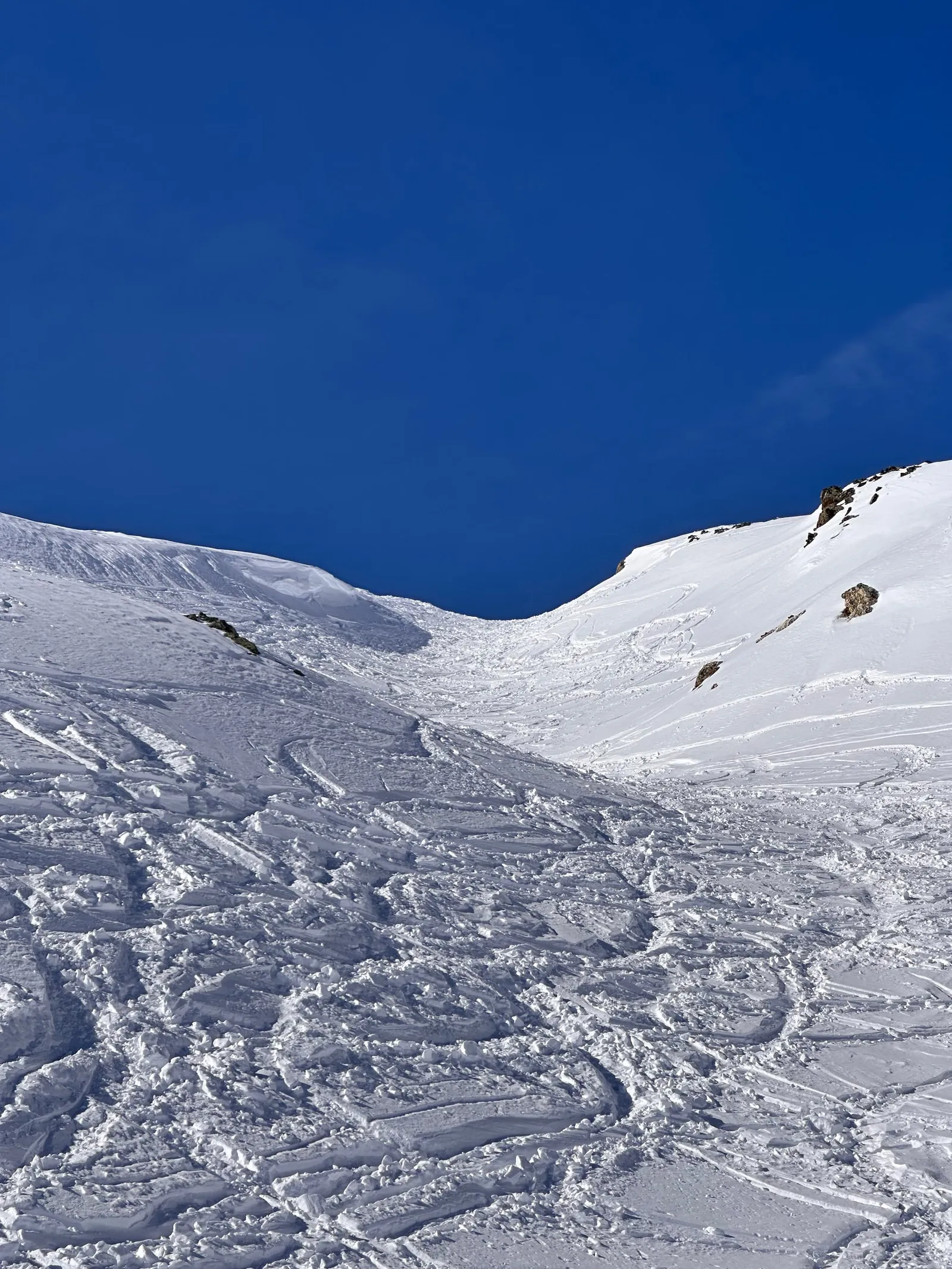 Traces de ski dans une pente enneigée sur le parcours.