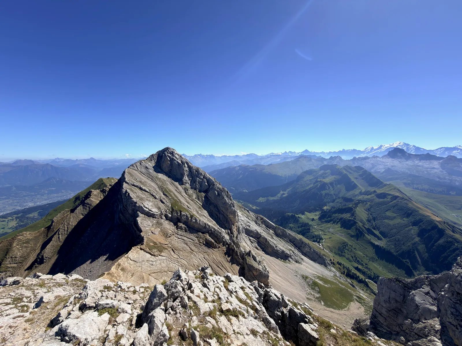 Crête calcaire au premier plan et panorama vers les Aravis et le Mont-Blanc depuis le Jalouvre.