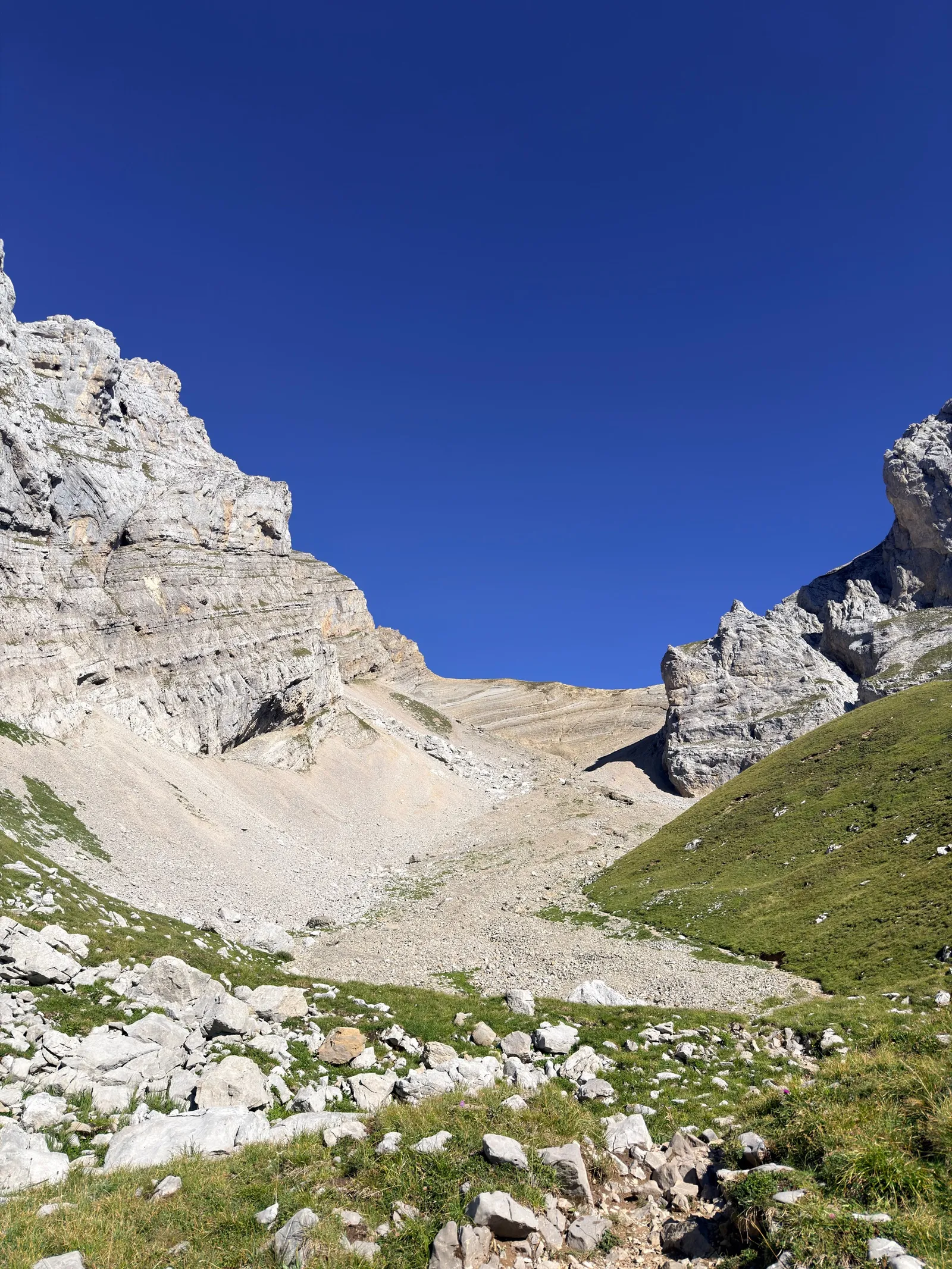 Combe d’éboulis entre les parois calcaires sous le col du Rasoir.