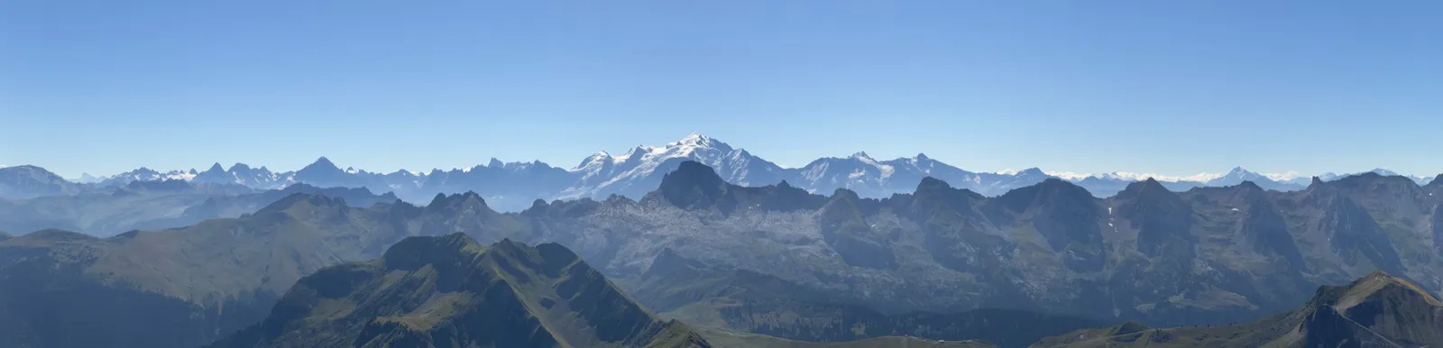 Panorama allongé des Aravis et du Mont-Blanc depuis le Jalouvre.