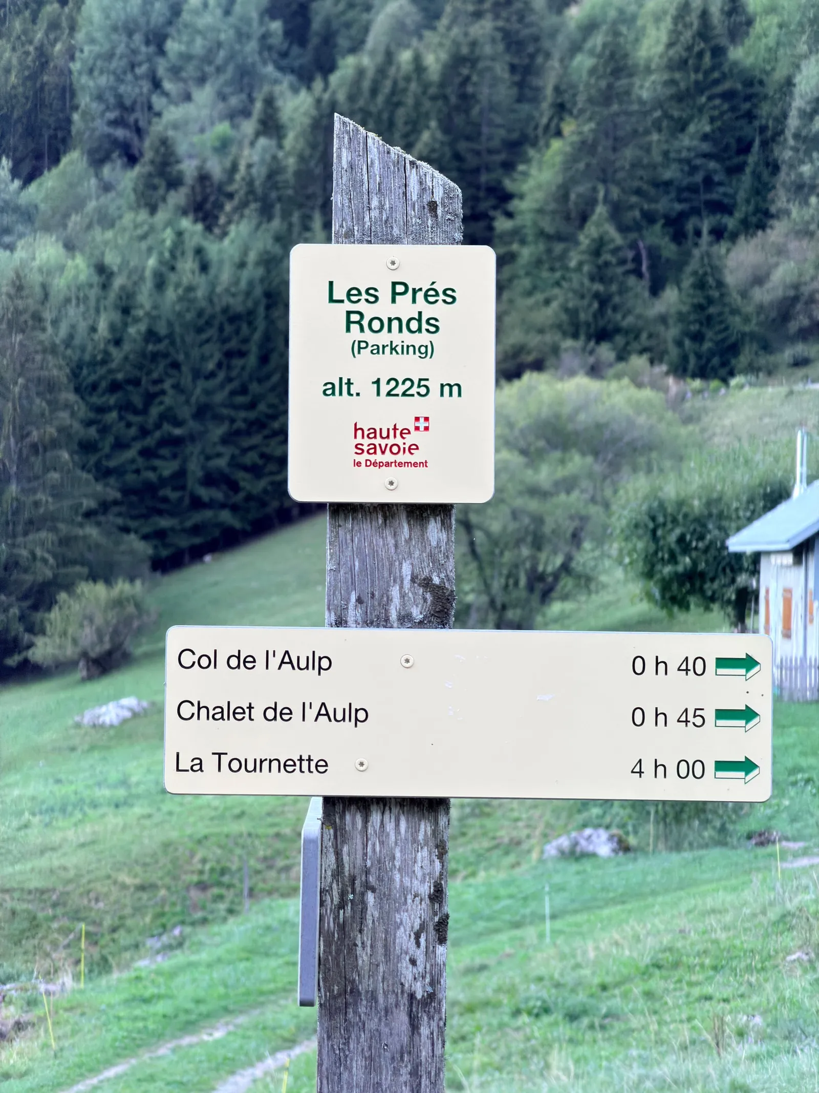 Le panneau du départ des Prés Ronds, à 1 225 mètres, indique le col de l’Aulp et la Tournette.