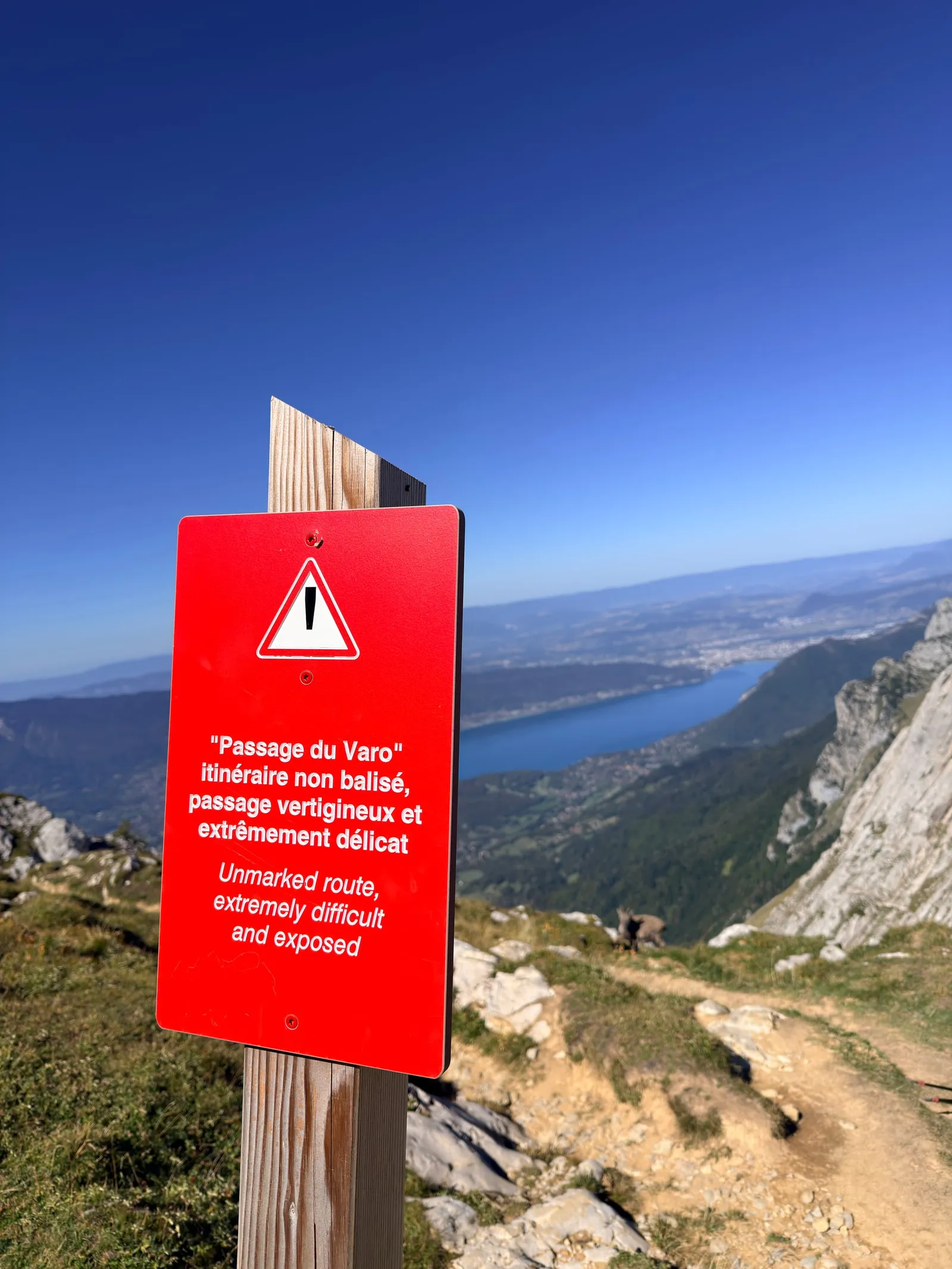 Panneau du passage du Varo annonçant un itinéraire non balisé, vertigineux et extrêmement délicat.