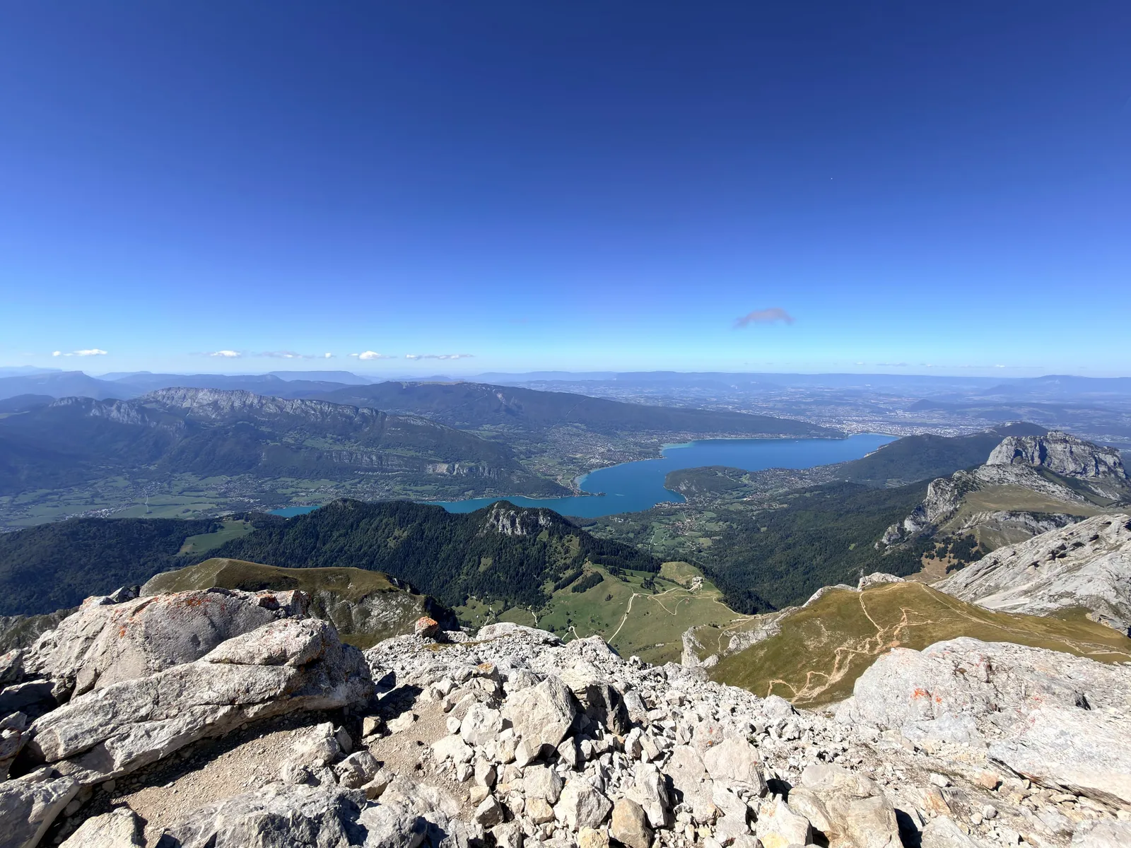 Le lac d’Annecy et ses reliefs vus depuis les rochers du sommet de la Tournette.