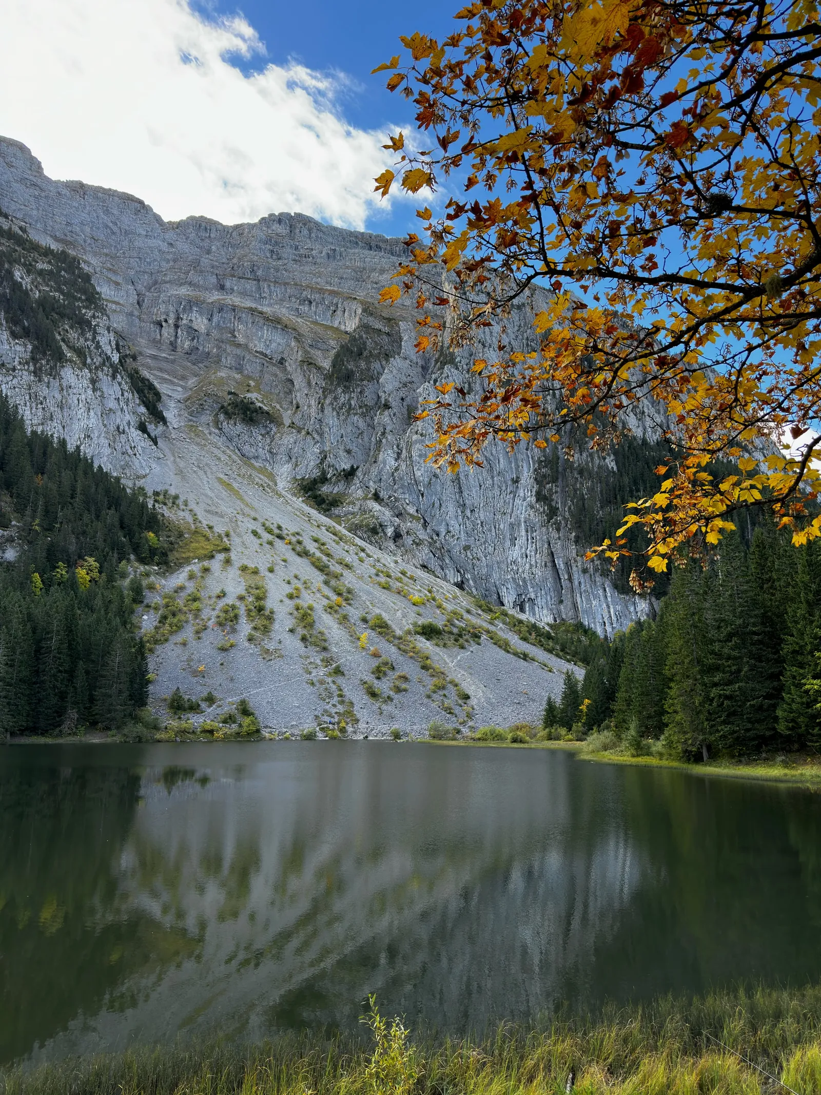Reflets des falaises dans le lac Bénit, sous les feuillages d’automne.