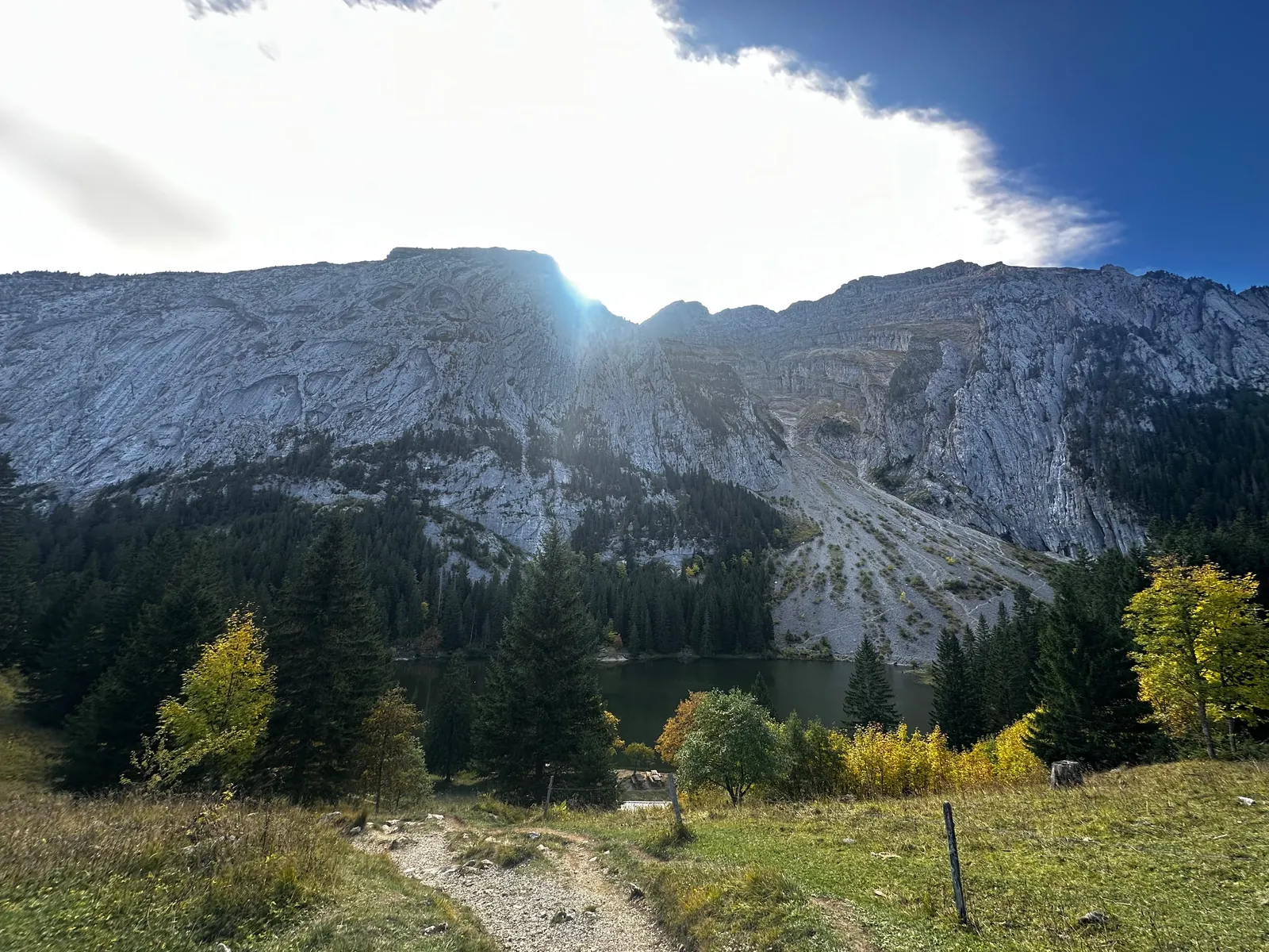 Lumière au-dessus des falaises du Bargy et des arbres aux couleurs d’automne.