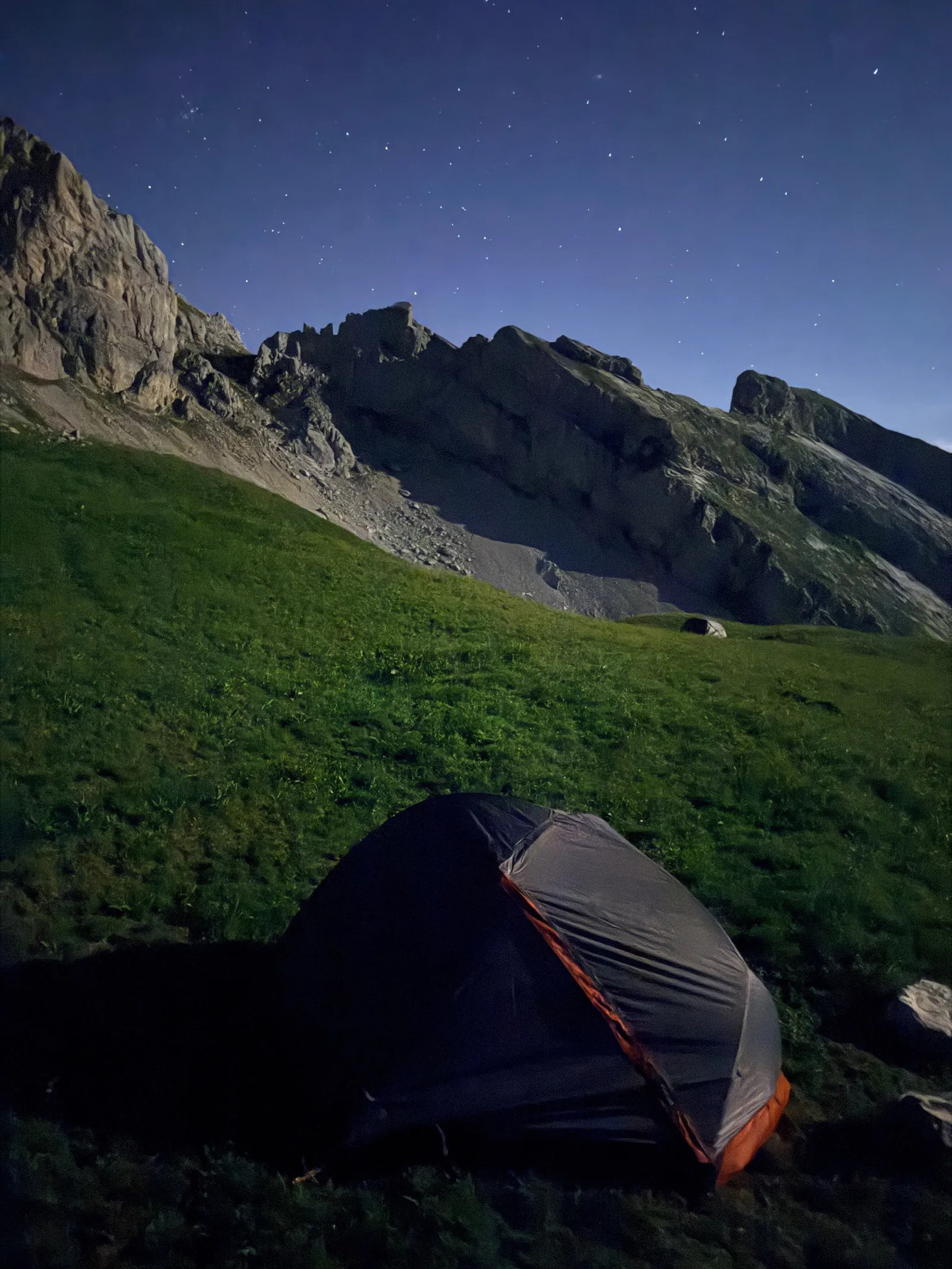 Tente fermée sous les étoiles au pied des parois du secteur de Peyre.