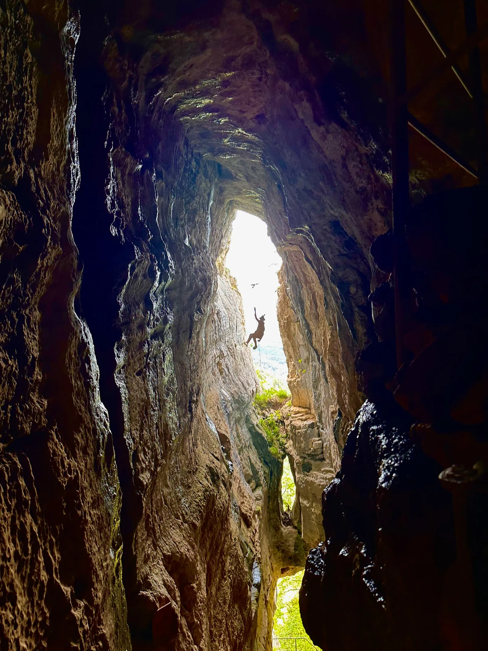 Lumière à la sortie d’un passage étroit dans la roche.