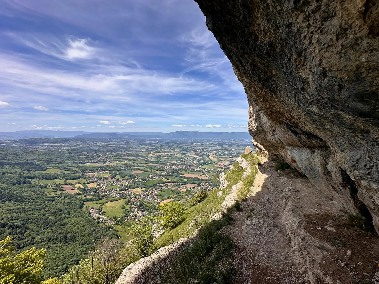 Sentier sous la falaise du Salève, ouvert sur la plaine.