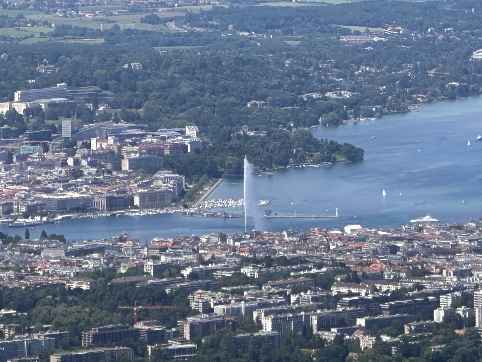 Jet d’eau et rade de Genève vus depuis le Salève.