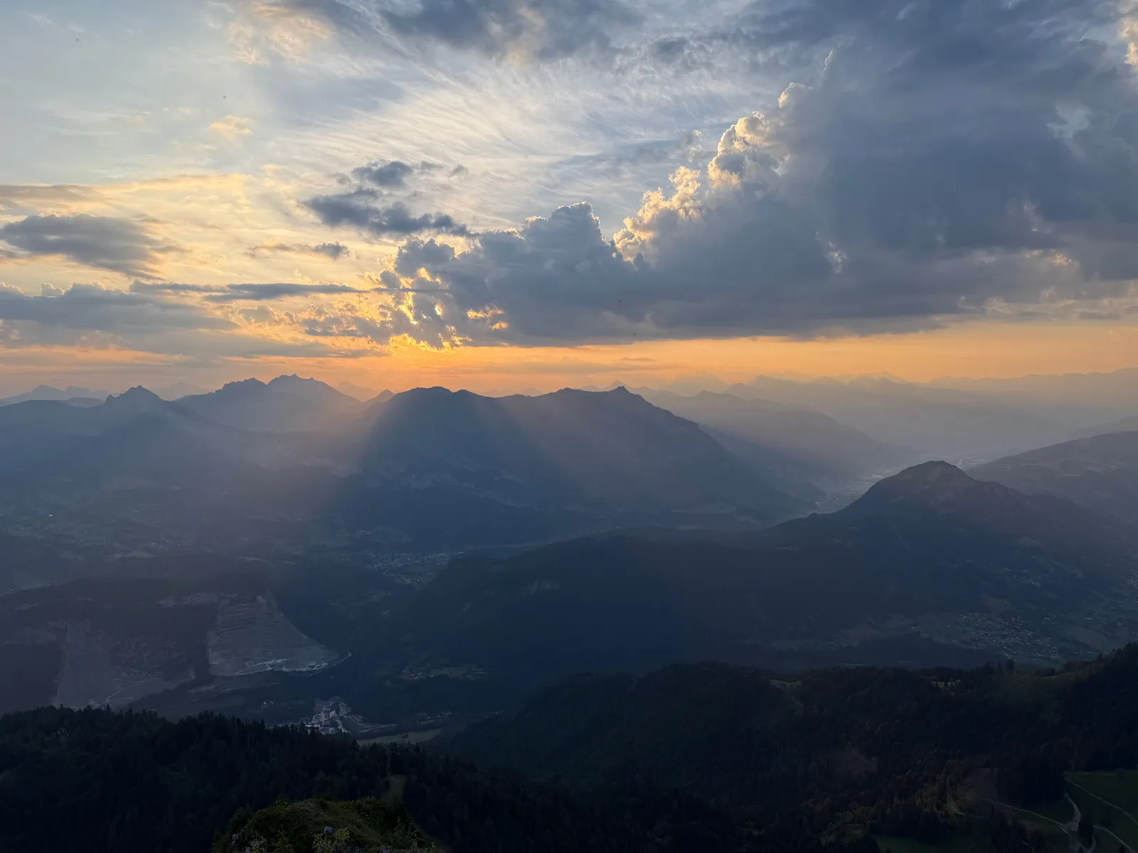 Rayons du soleil à travers les nuages au-dessus des montagnes et de la vallée, vus depuis le Môle.