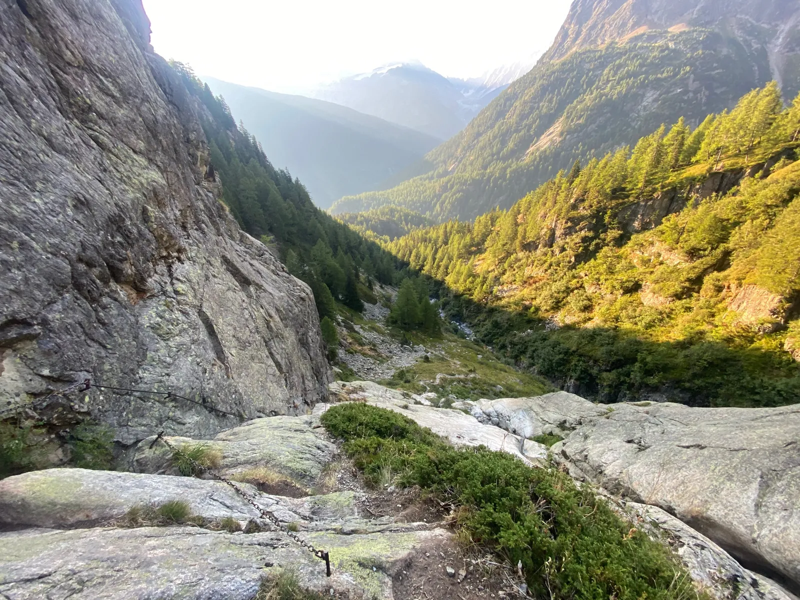 Dalles rocheuses et vallon éclairé par le soleil du matin.