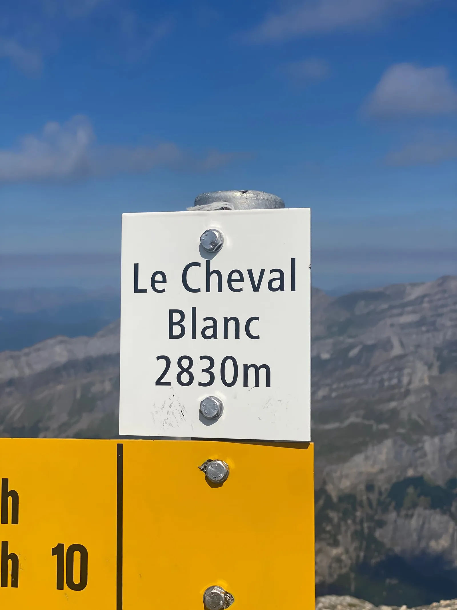 Panneau du Cheval Blanc indiquant une altitude de 2 830 mètres.