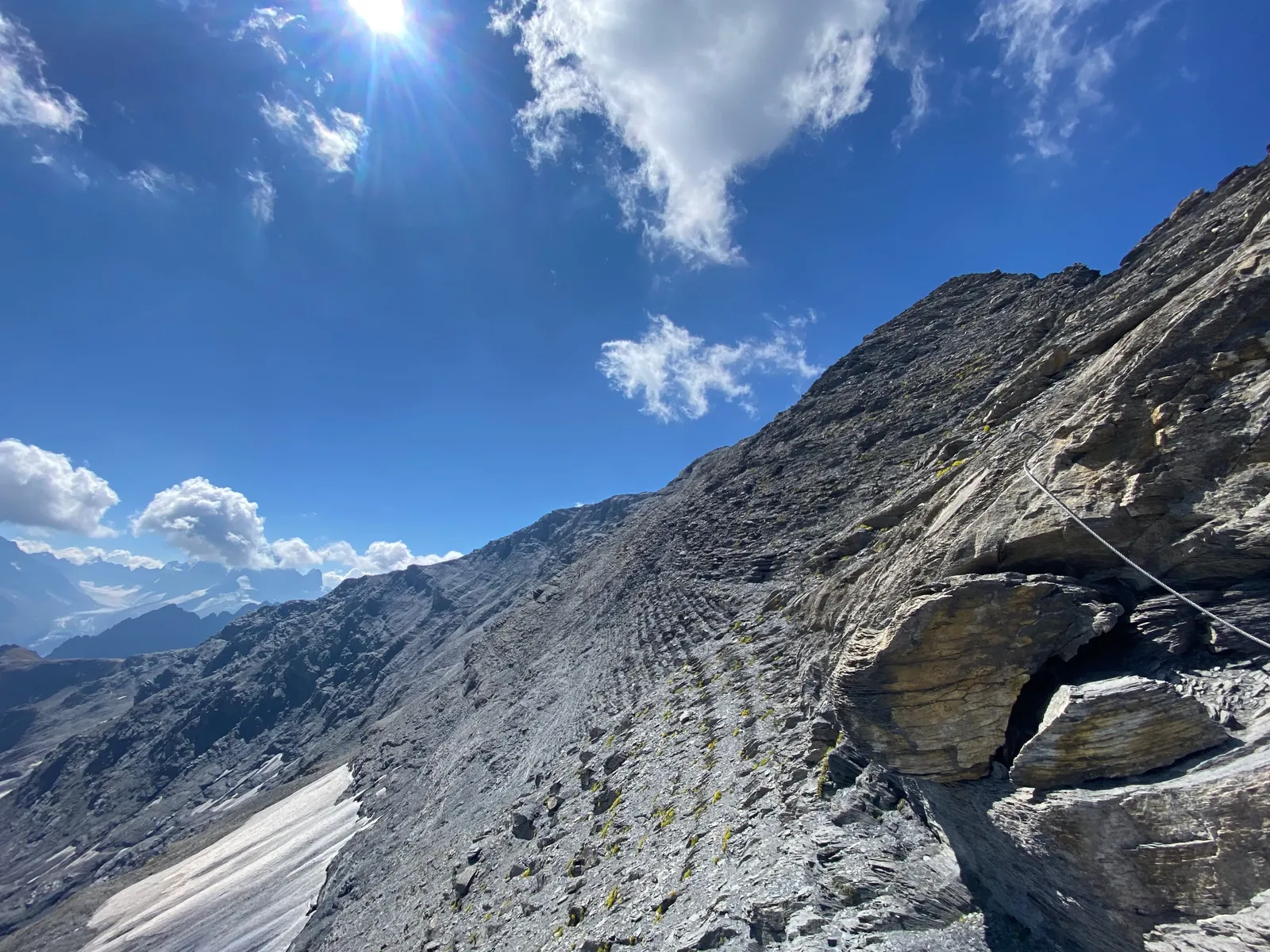 Câbles fixés dans la paroi sur un passage rocheux de l’itinéraire.