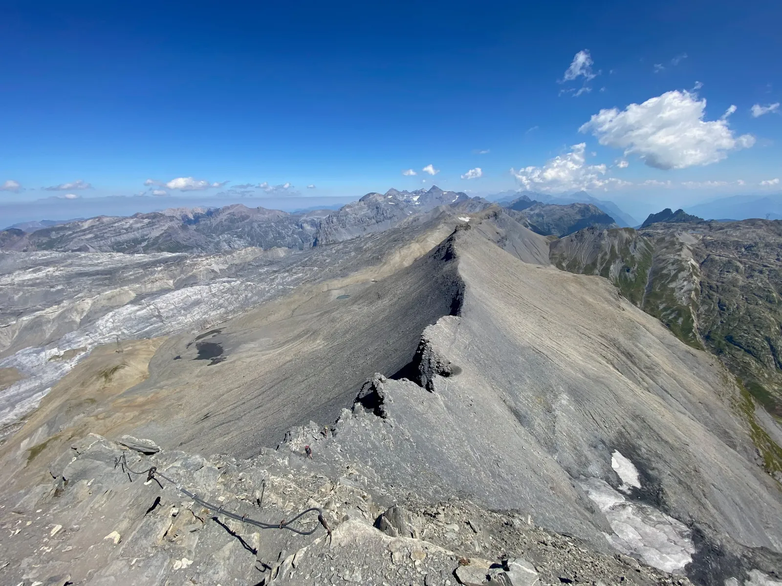 Arête minérale et panorama alpin sur le parcours du Mont Buet.