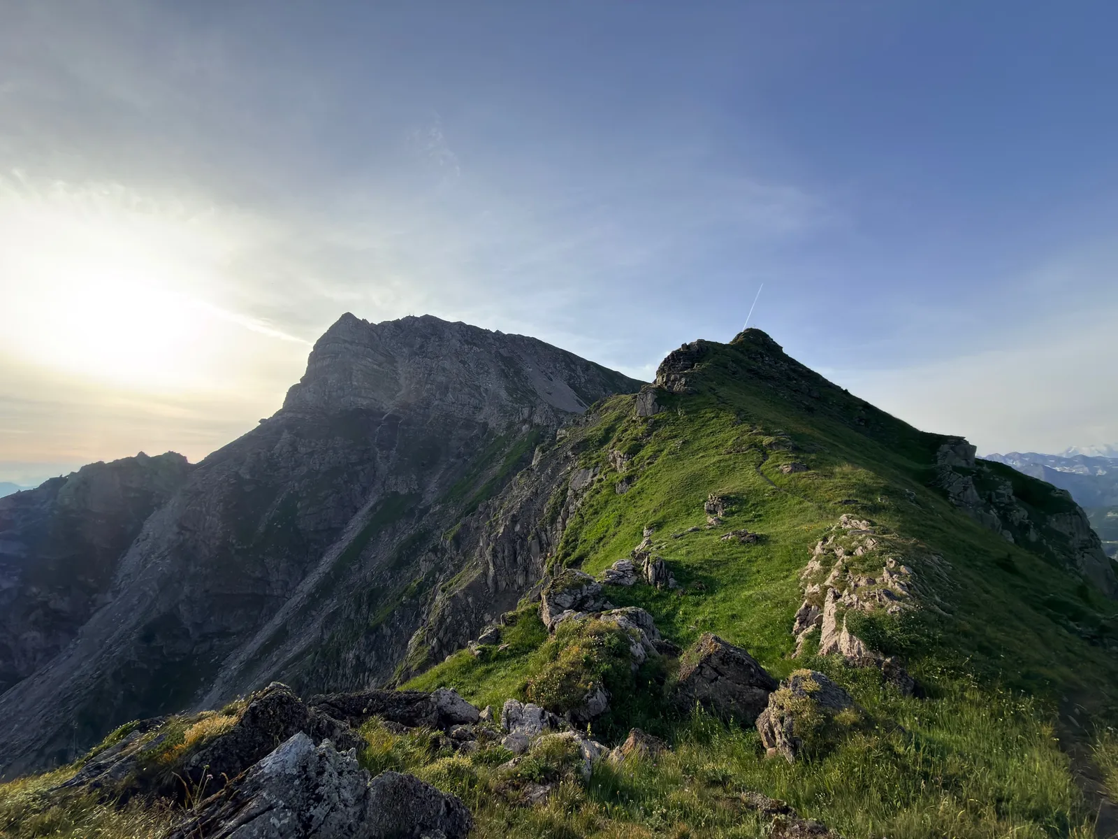 Arête herbeuse et rocheuse de Belair devant le Mont de Grange, dans la lumière du matin.