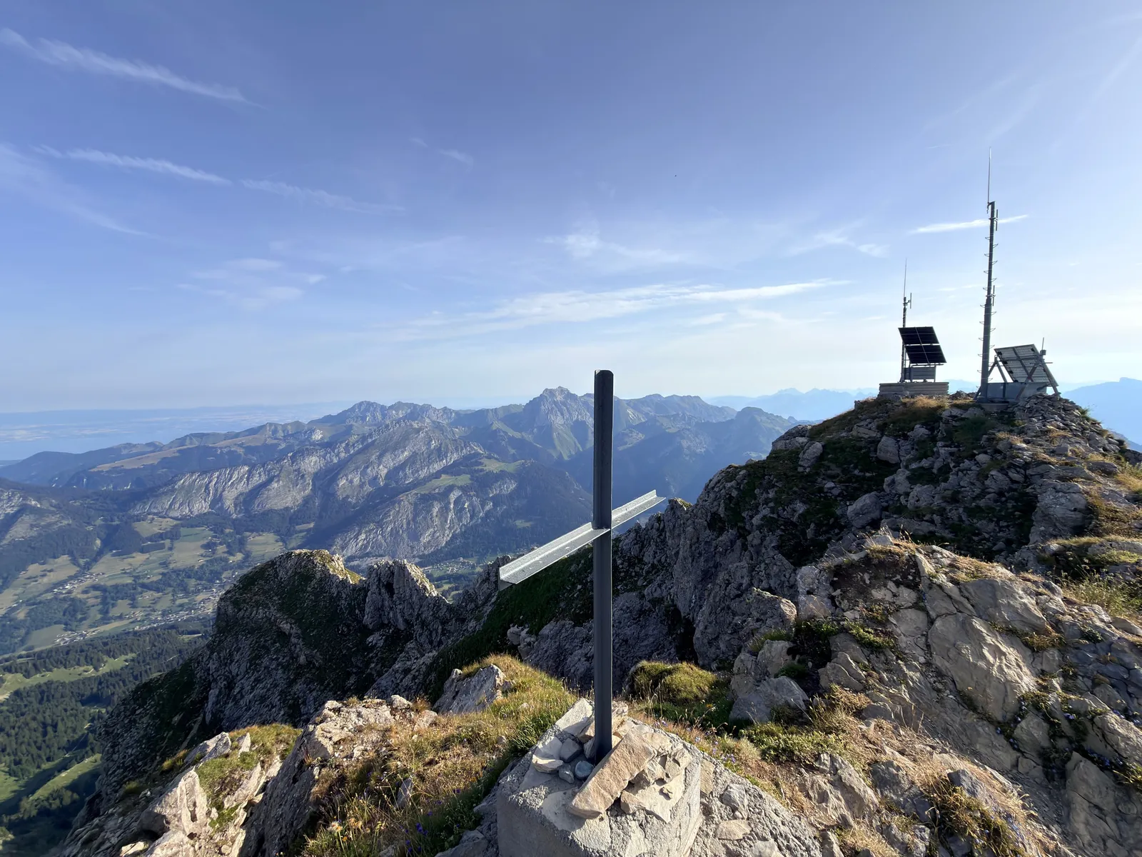 Croix et rochers au sommet du Mont de Grange, au-dessus des vallées.
