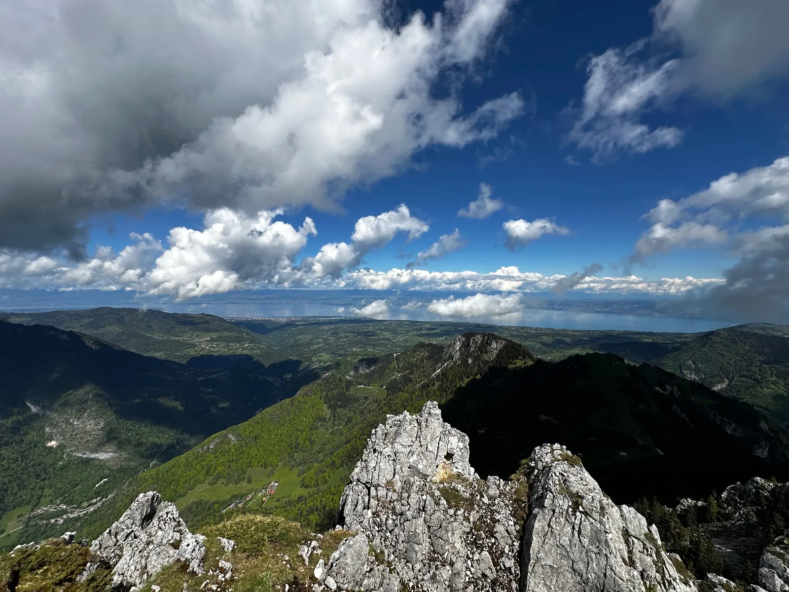 Rochers du Mont Ouzon et panorama sur les reliefs du Chablais.