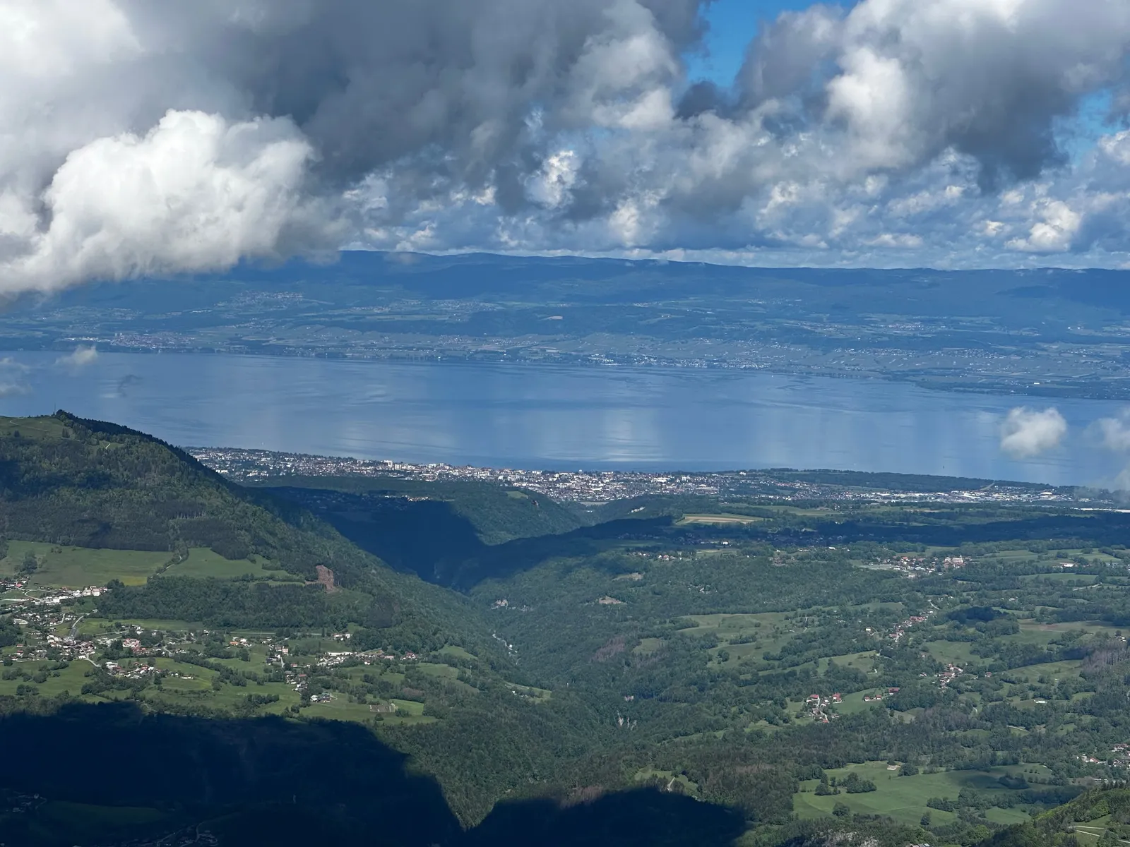 Vue sur le lac Léman et les vallées depuis les hauteurs du Mont Ouzon.