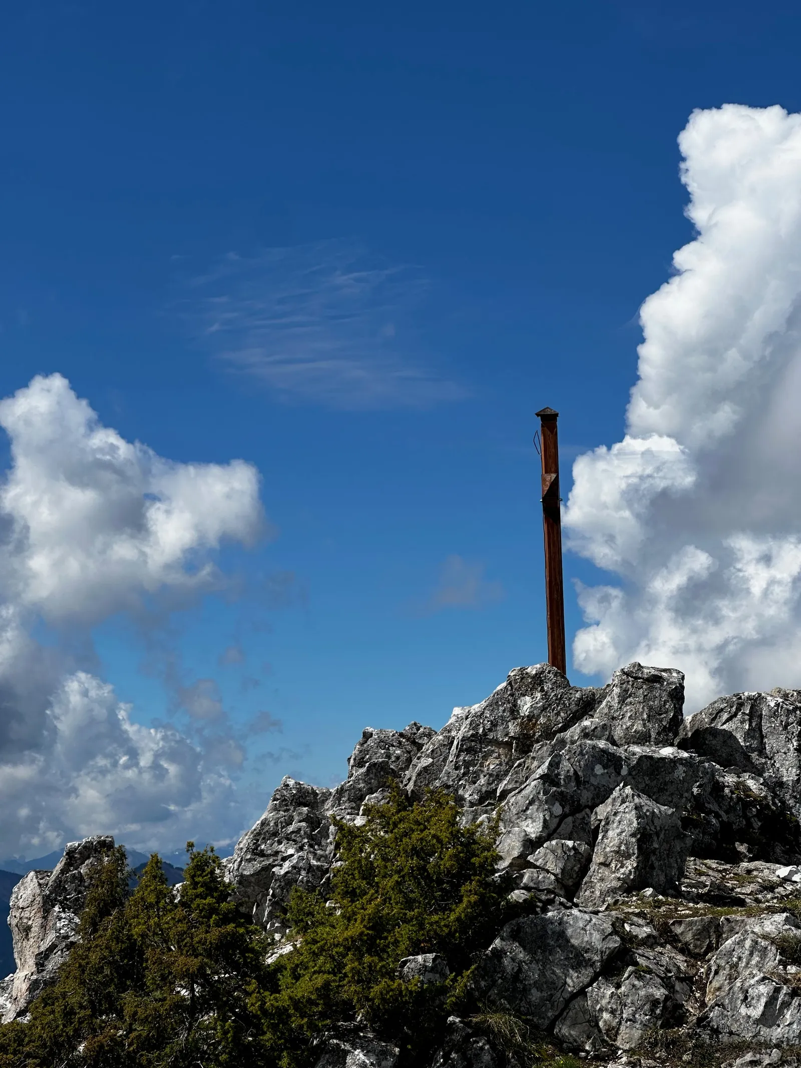 Repère sommital au milieu des rochers du Mont Ouzon.