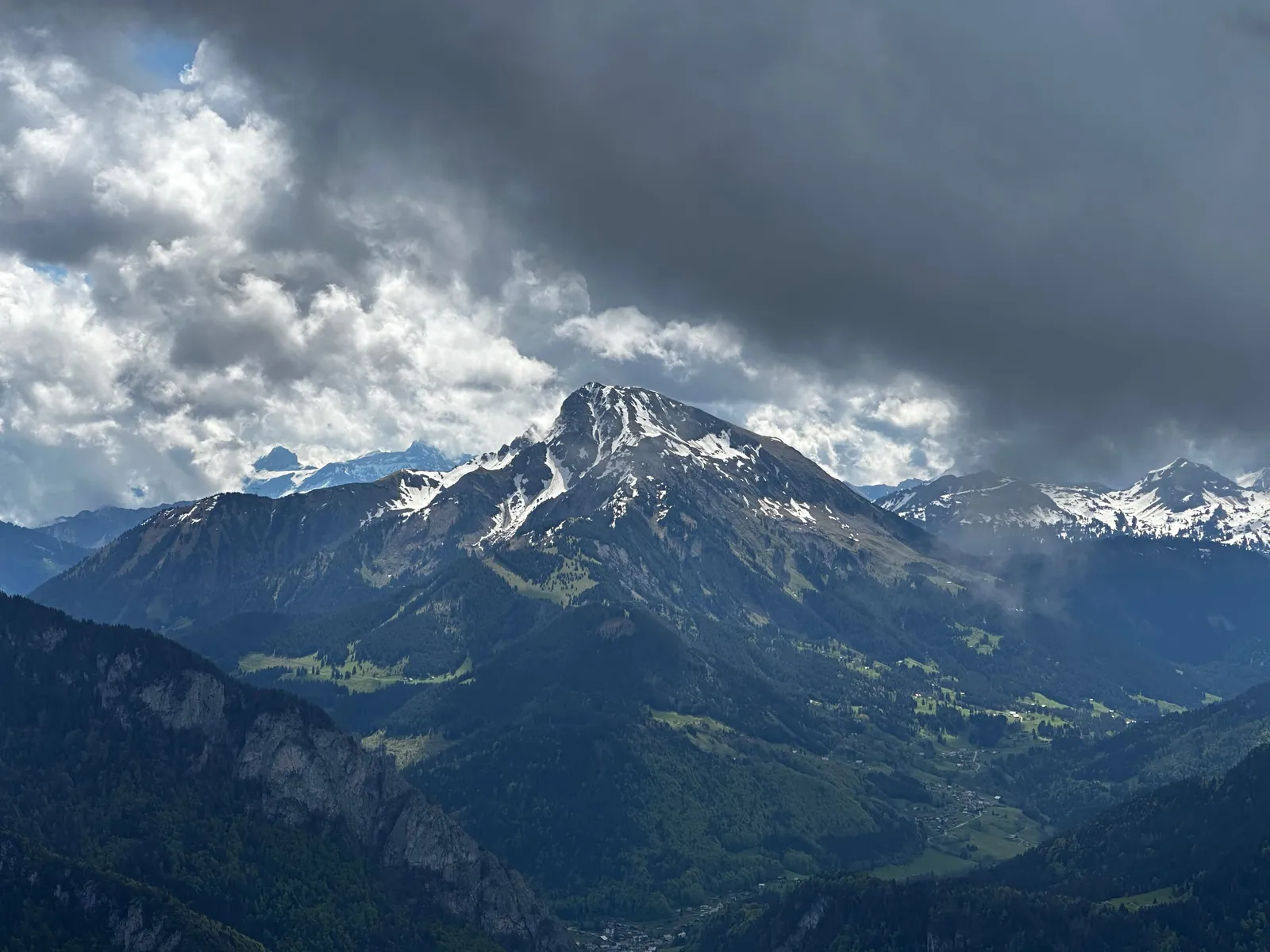 Sommet encore enneigé au-delà des versants verdoyants du Chablais.