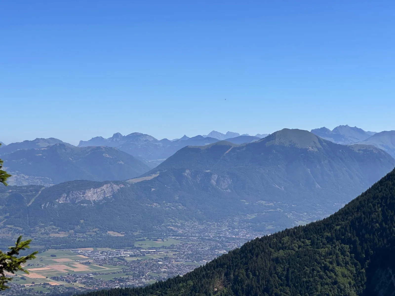 Vue sur la vallée et les reliefs depuis les hauteurs de Sous-Dîne.