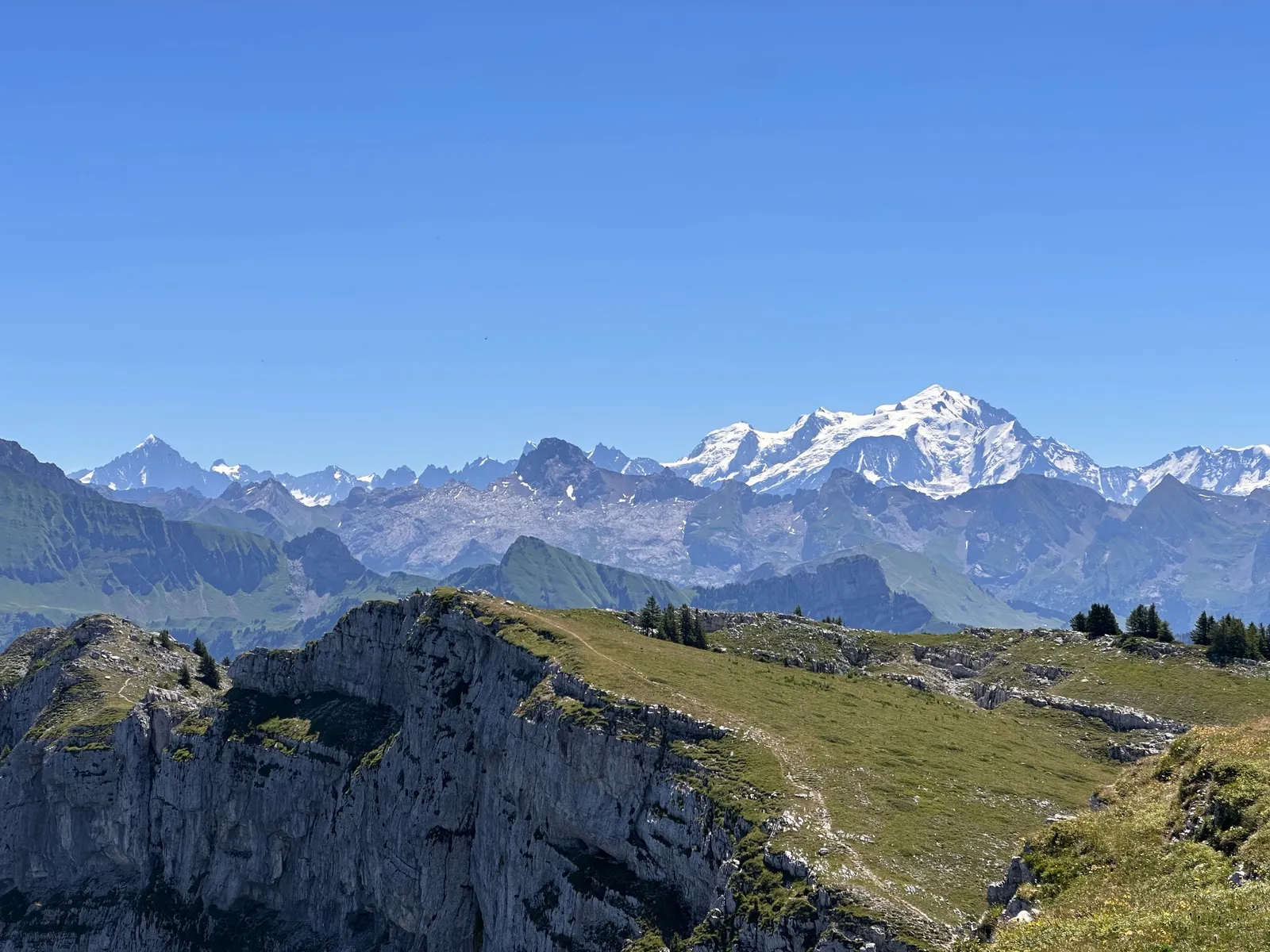 Alpages et falaises calcaires de Sous-Dîne, avec le Mont-Blanc à l’horizon.