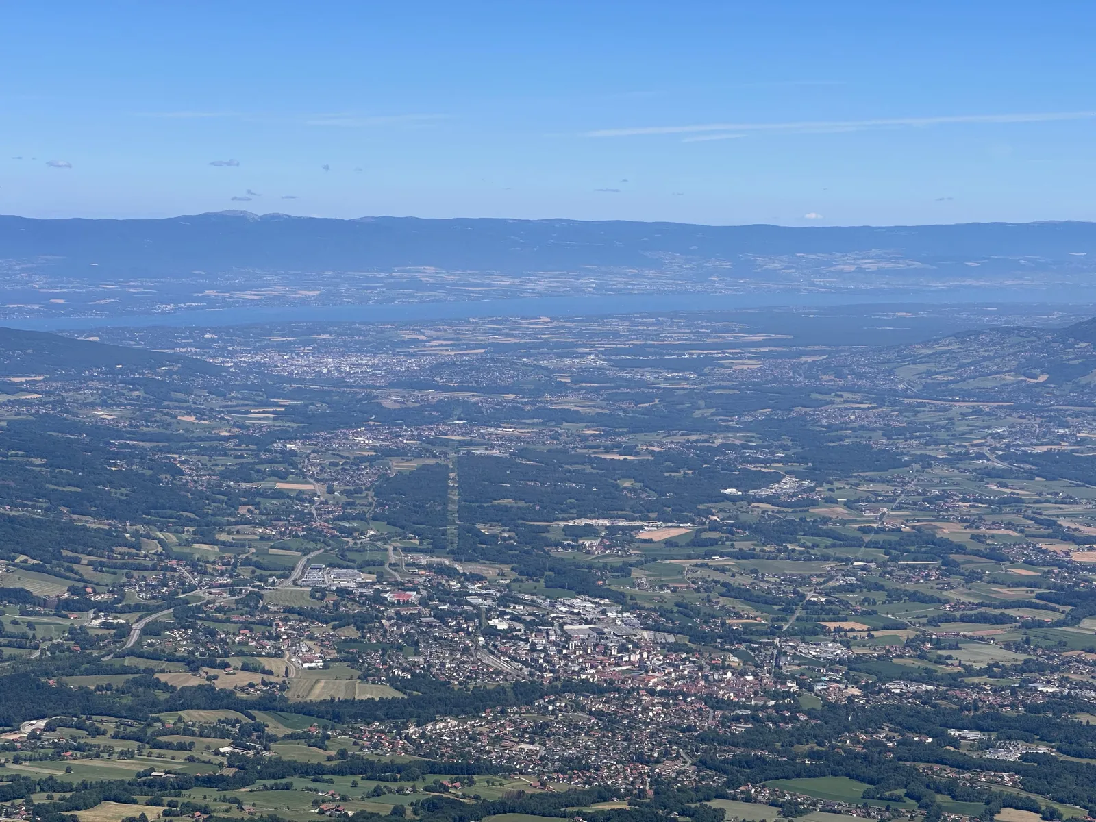 Villages et parcelles agricoles dans la plaine, vus depuis les hauteurs.