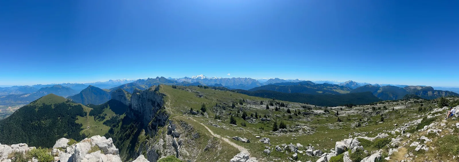 Panorama des alpages et des montagnes depuis Sous-Dîne.