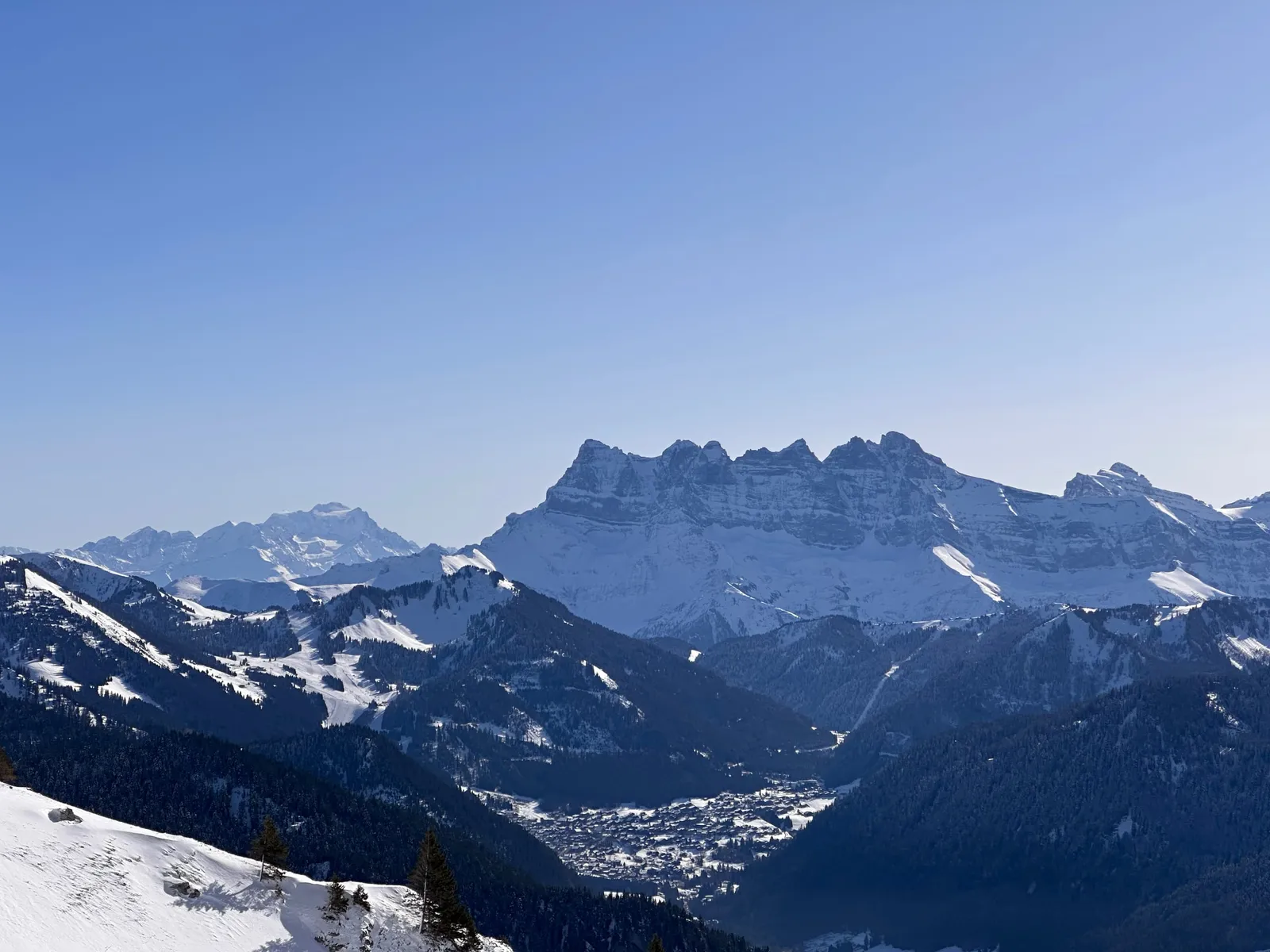 Chaîne de sommets enneigés au-delà des vallées.