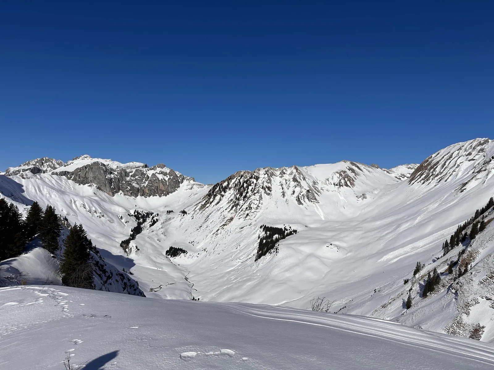 Large vallon enneigé encadré de crêtes, sur la sortie au Pas de la Bosse.