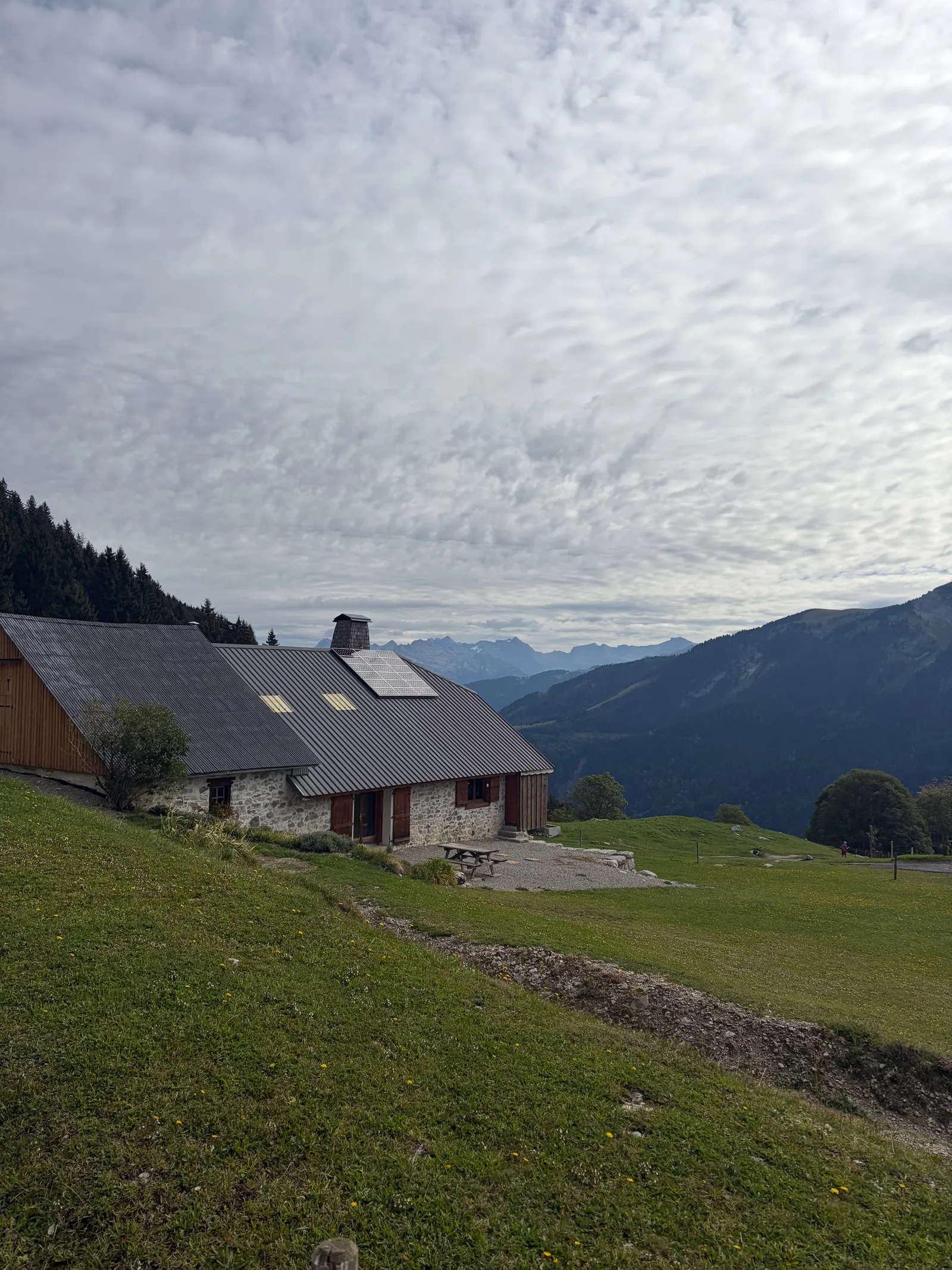 Chalet d’alpage sous un ciel voilé, dans les Bornes.