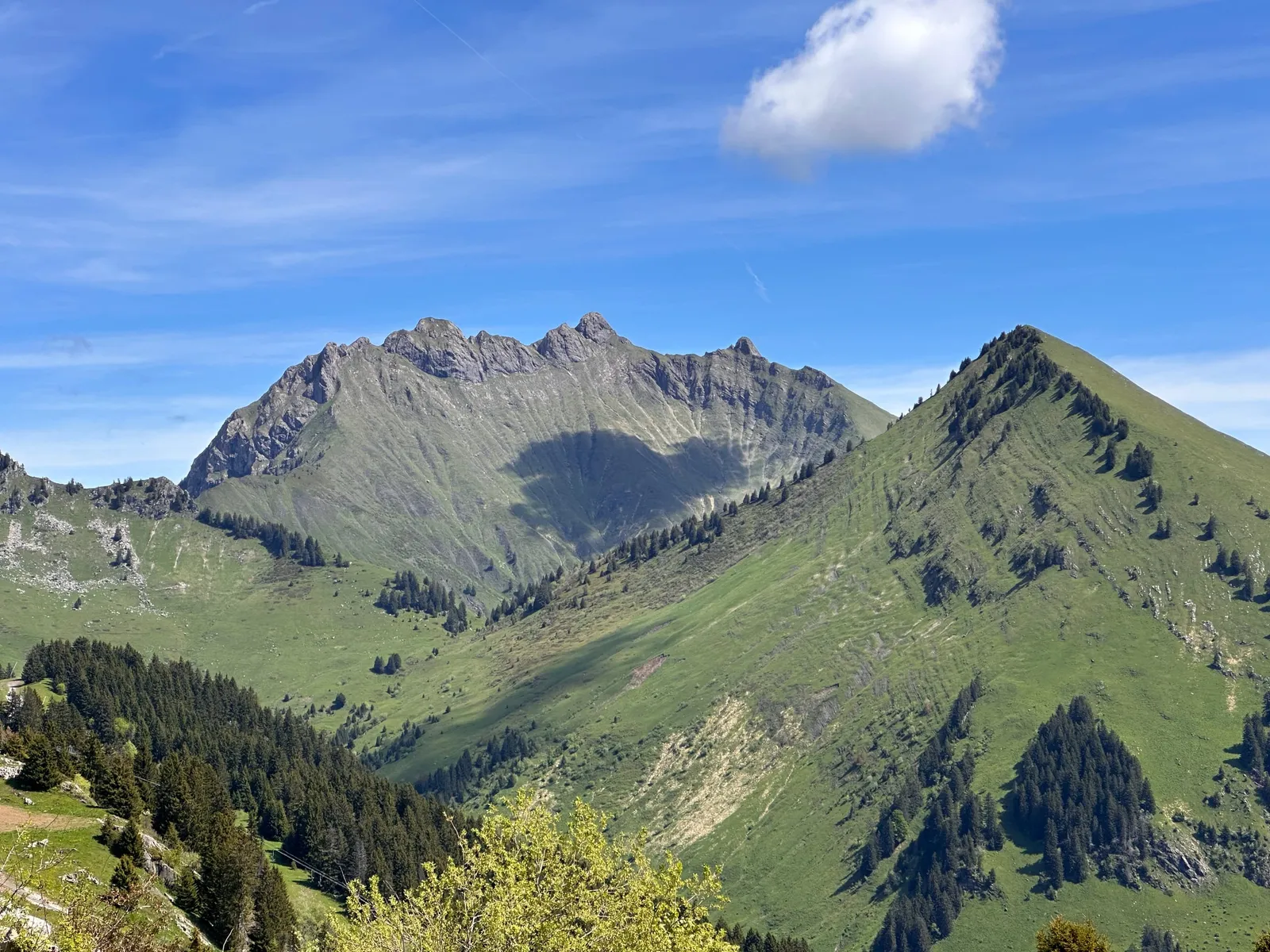 Versants herbeux et crêtes rocheuses sur la randonnée au Pic Marcelly.