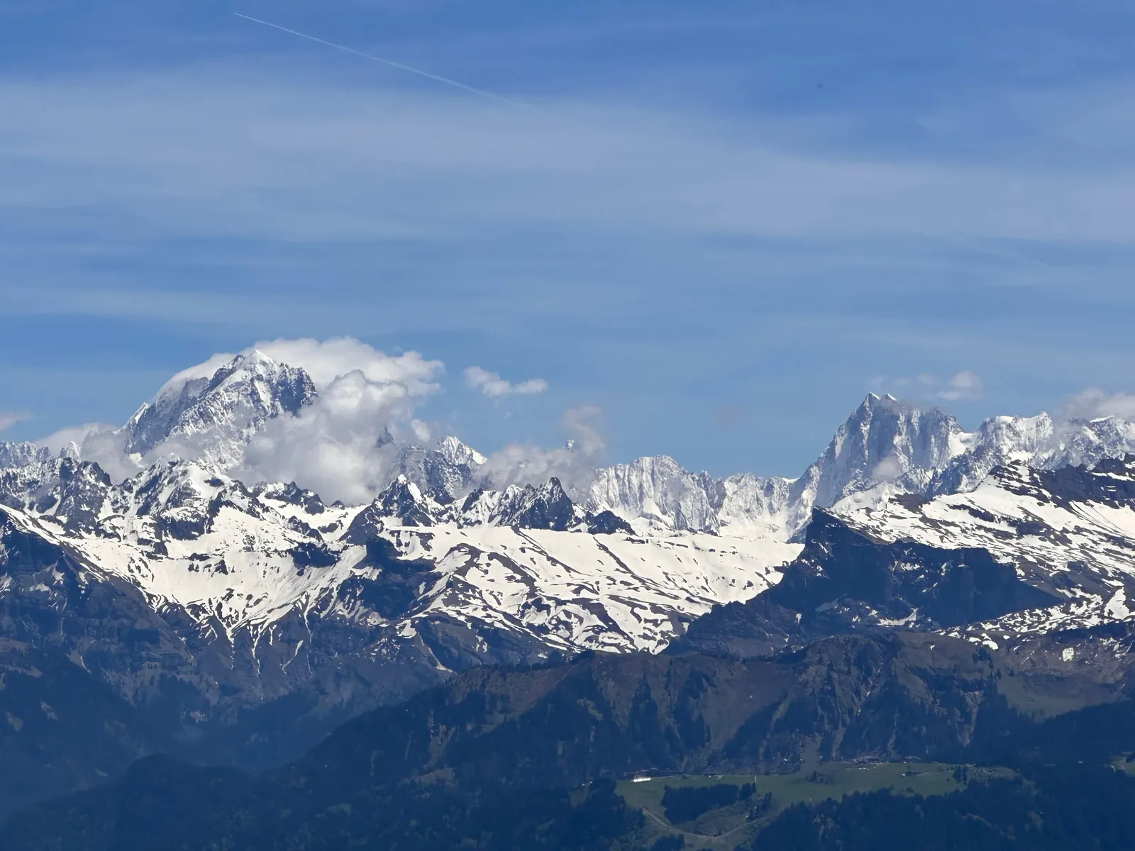 Massif du Mont-Blanc enneigé vu depuis les hauteurs du Marcelly.