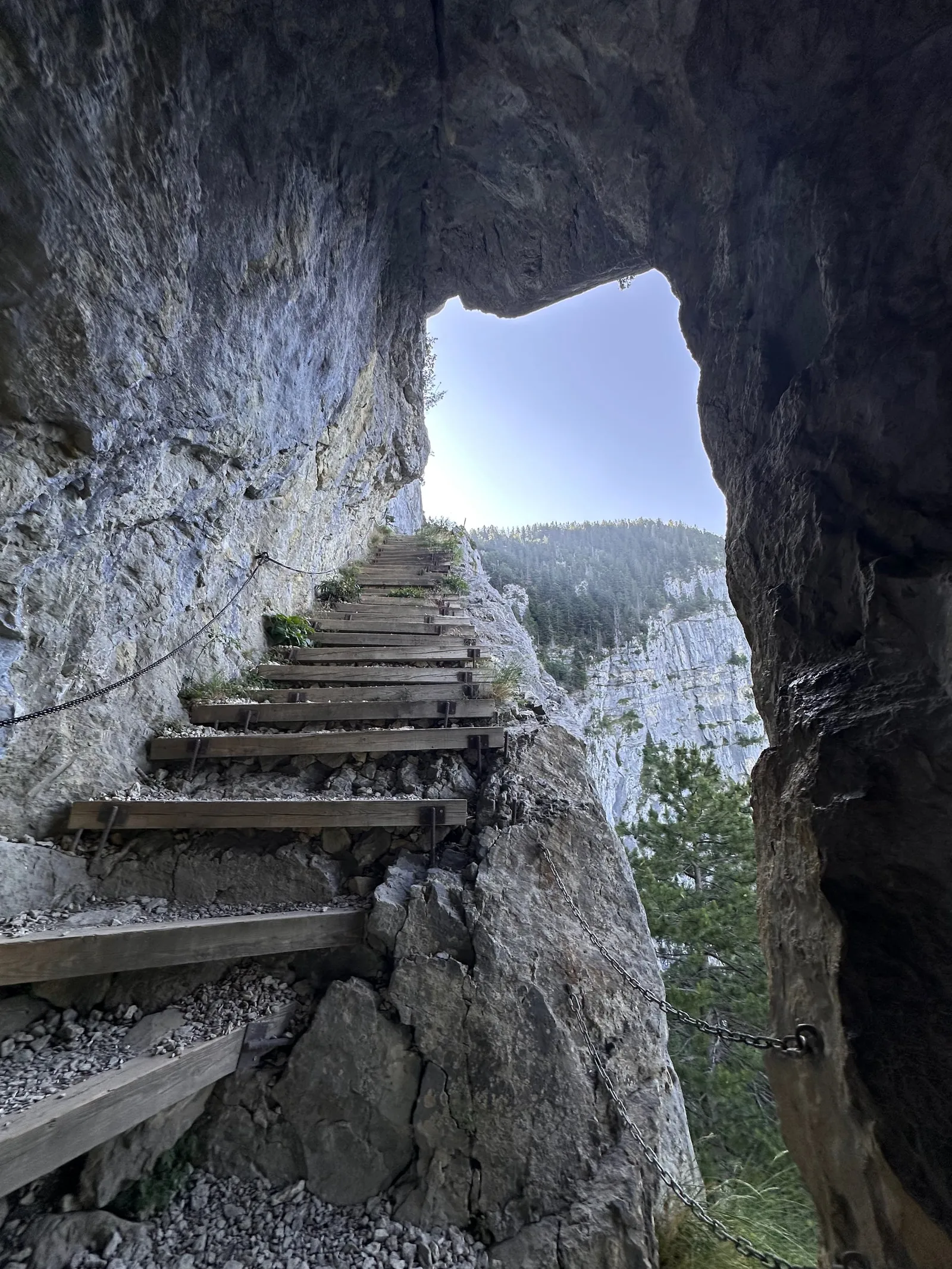 Escalier du Pas du Roc sous une ouverture creusée dans la falaise.