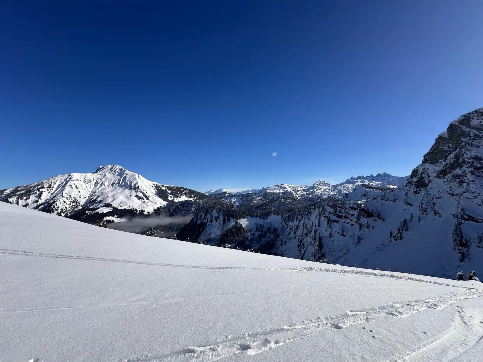 Pente de neige ouverte sur les sommets du Chablais.