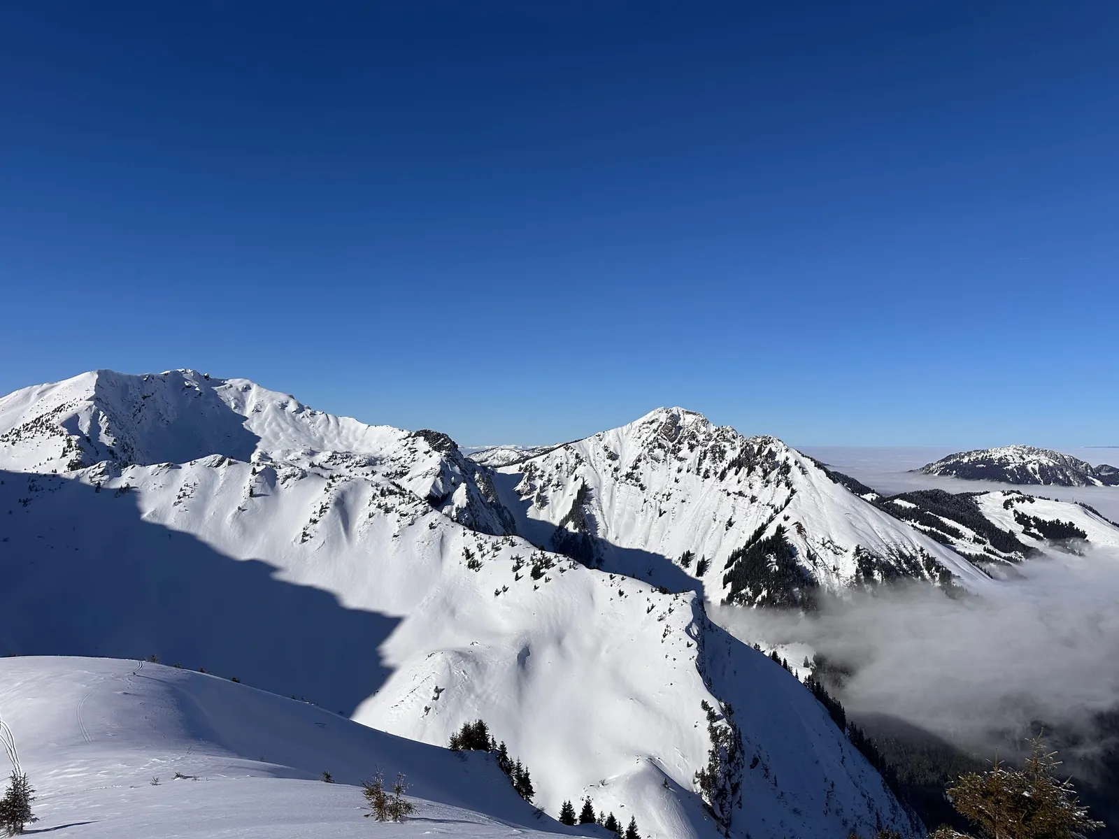 Crêtes enneigées au-dessus des nuages depuis les hauteurs d’Ardens.