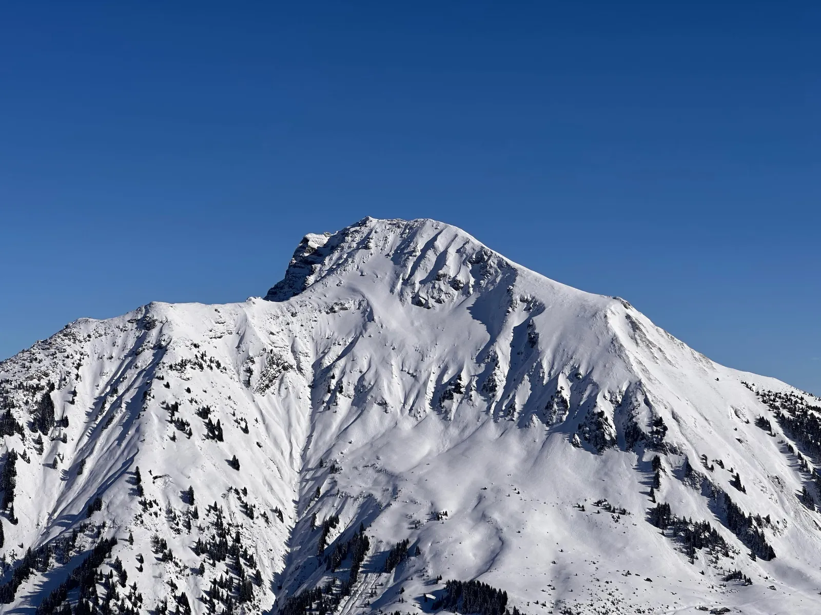 Sommet du Chablais et versants striés de neige.
