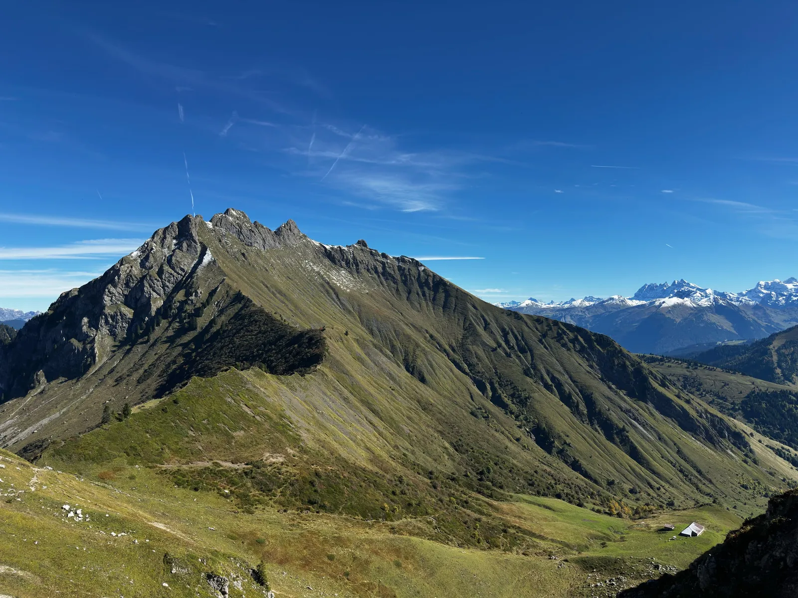 Crête rocheuse dominant les pentes herbeuses du Chablais.